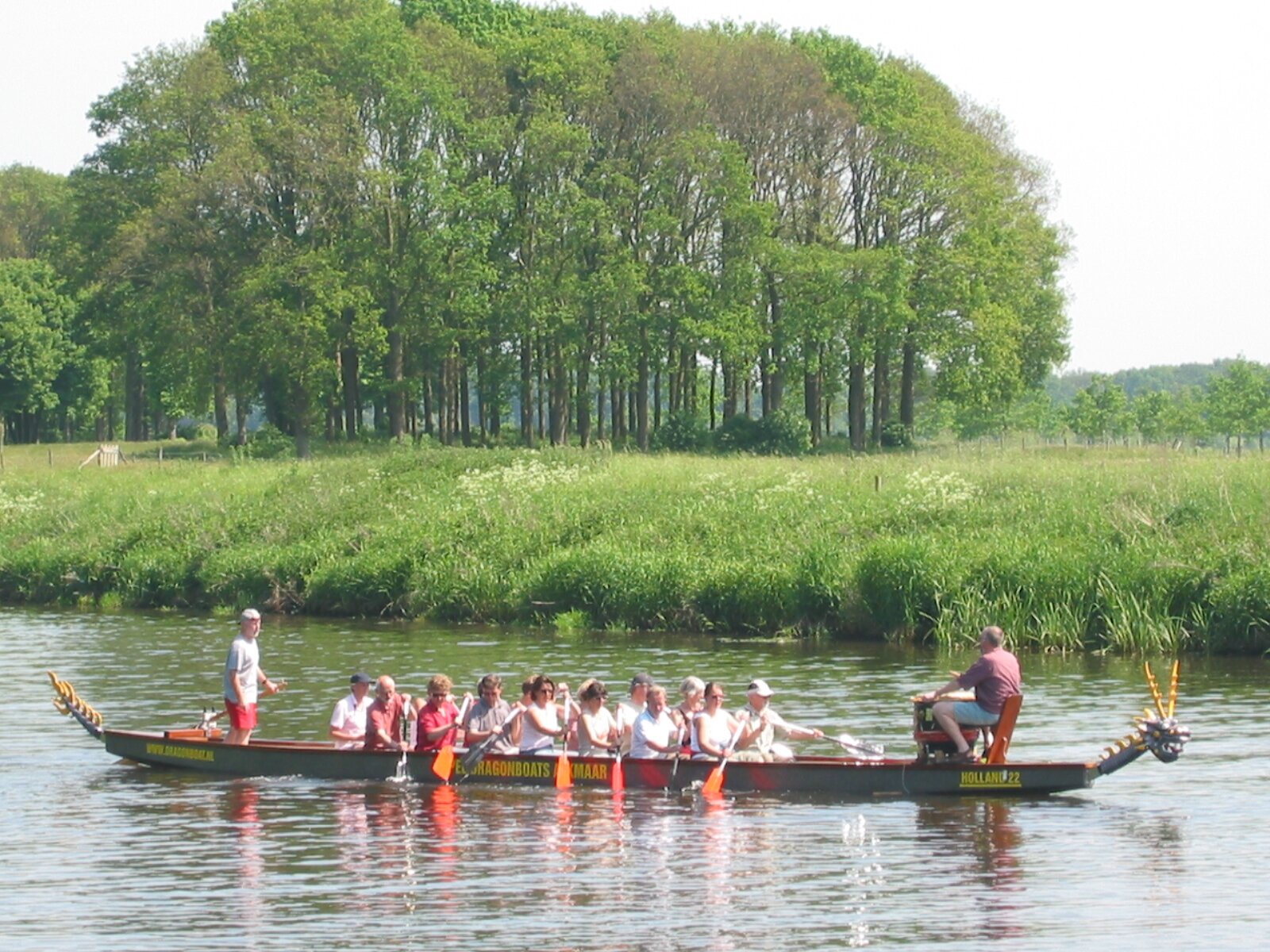 Een teambuilding met een drakenbootrace op de Vecht.