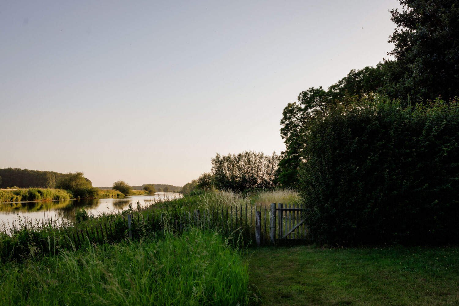 Uitzicht over de rivier de Vecht vanaf de zonneweide.