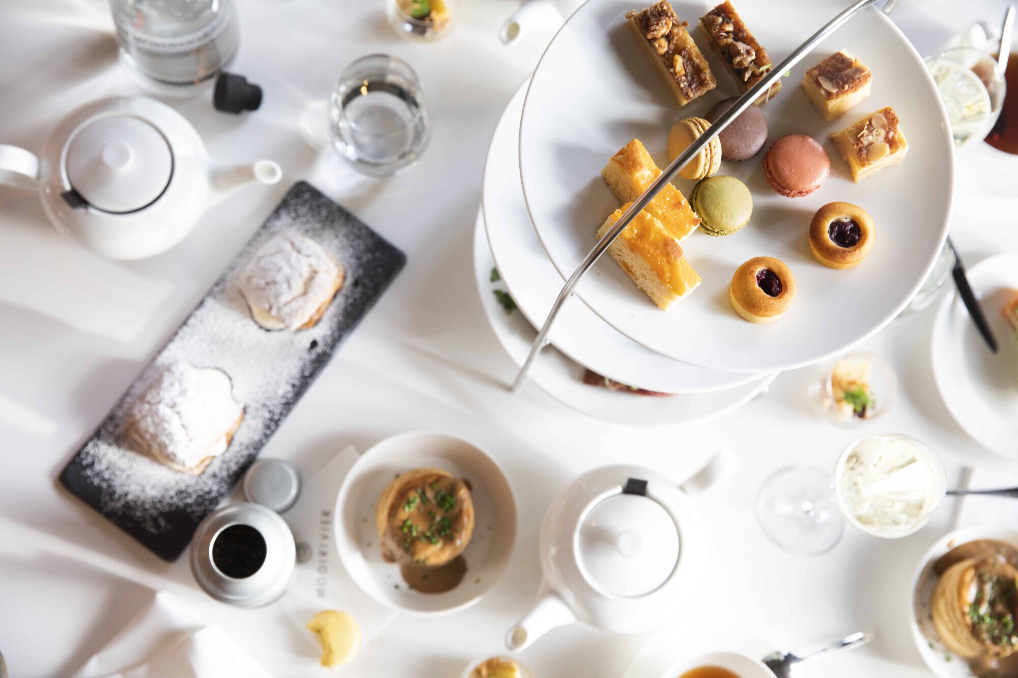 High Tea met Macarons in hotelbar.
