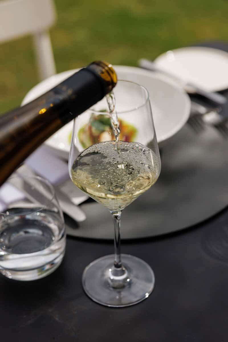 Een zomerse lunch met een glas witte wijn.