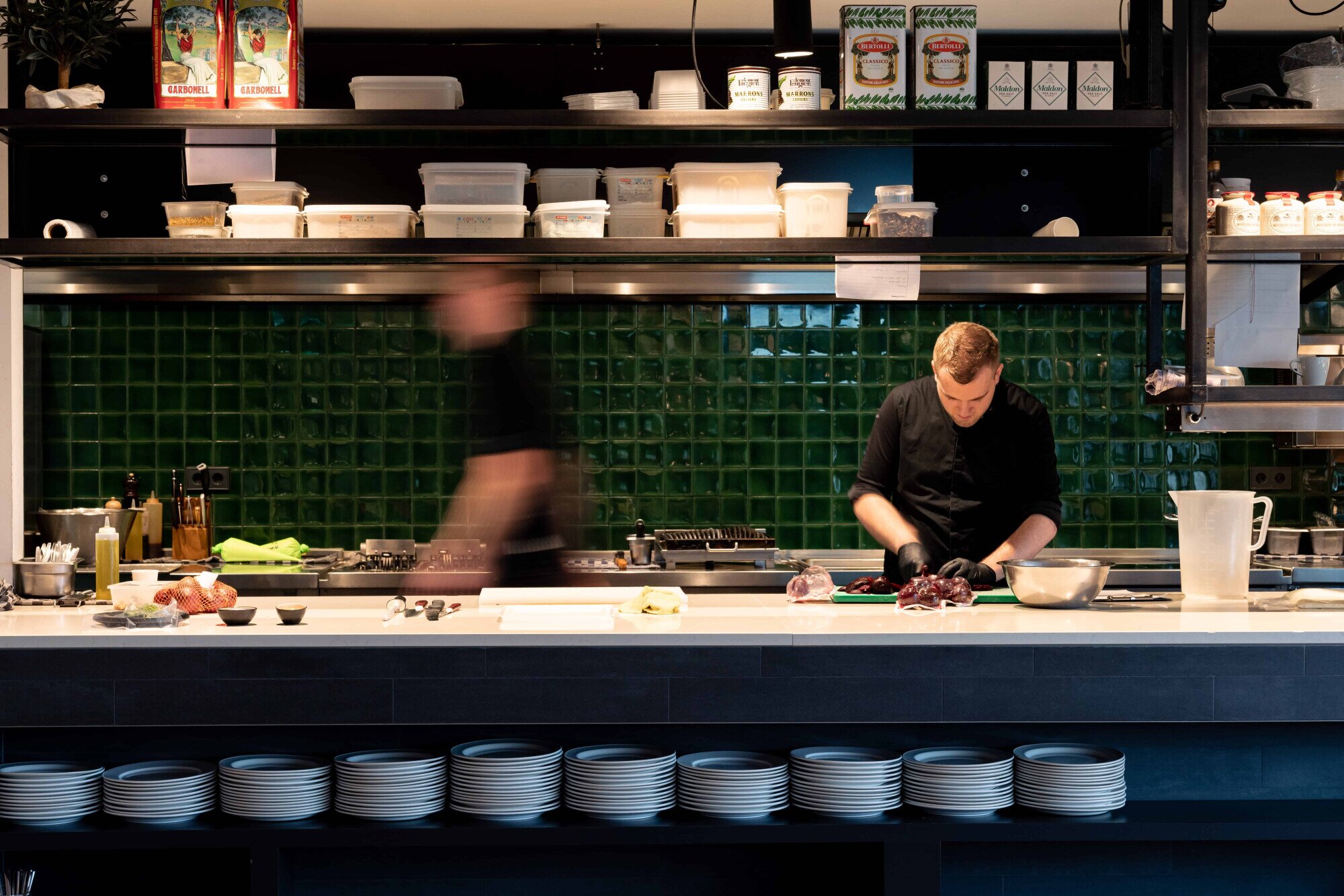 Kok aan het werk in open keuken.