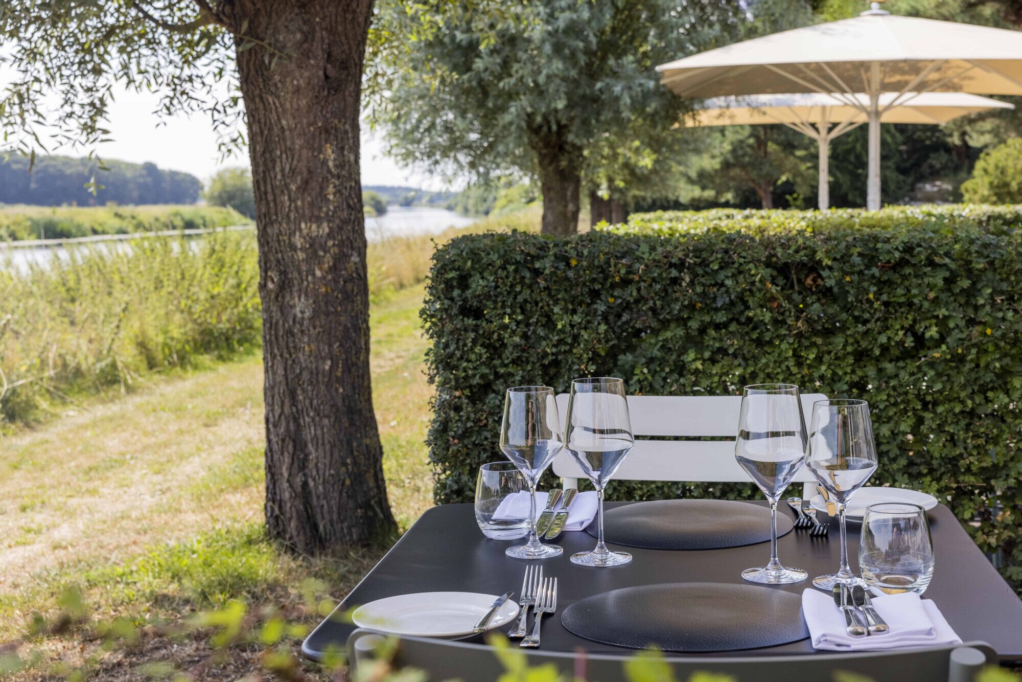 Terras aan het water gedekt voor diner.