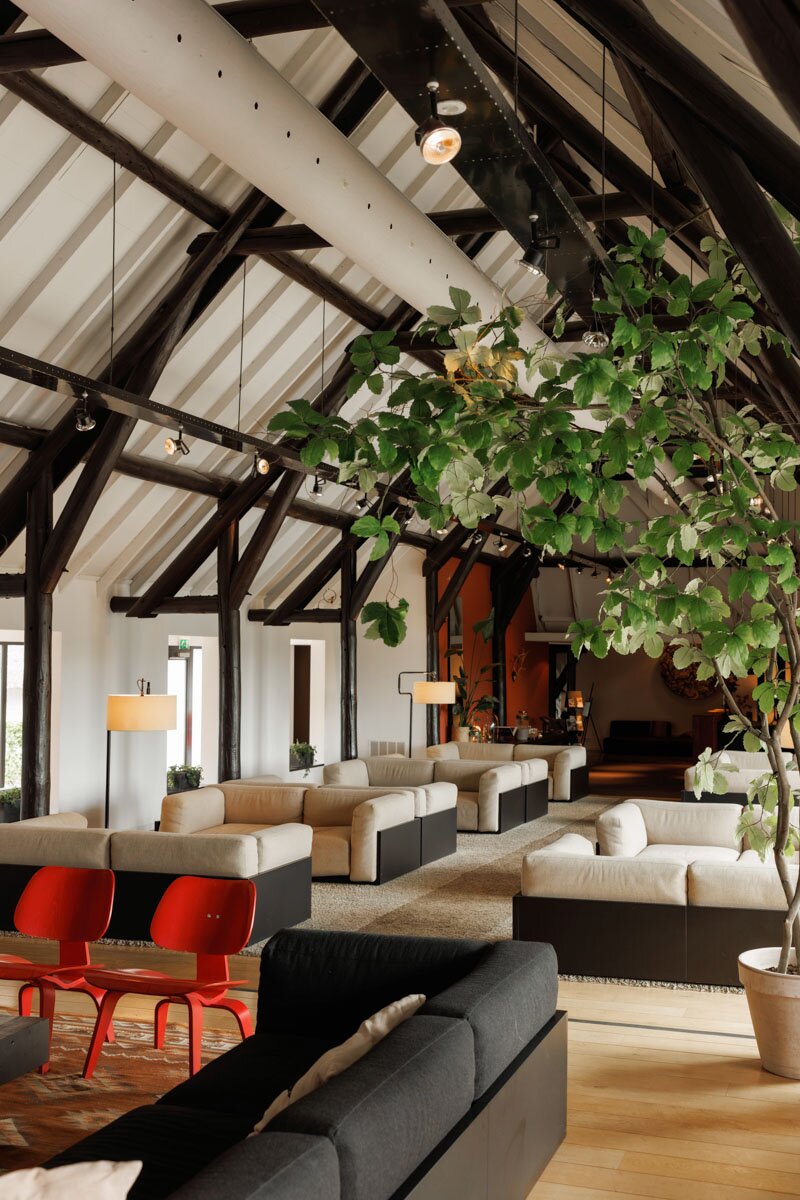 De hottellobby met comfortabele loungebanken.