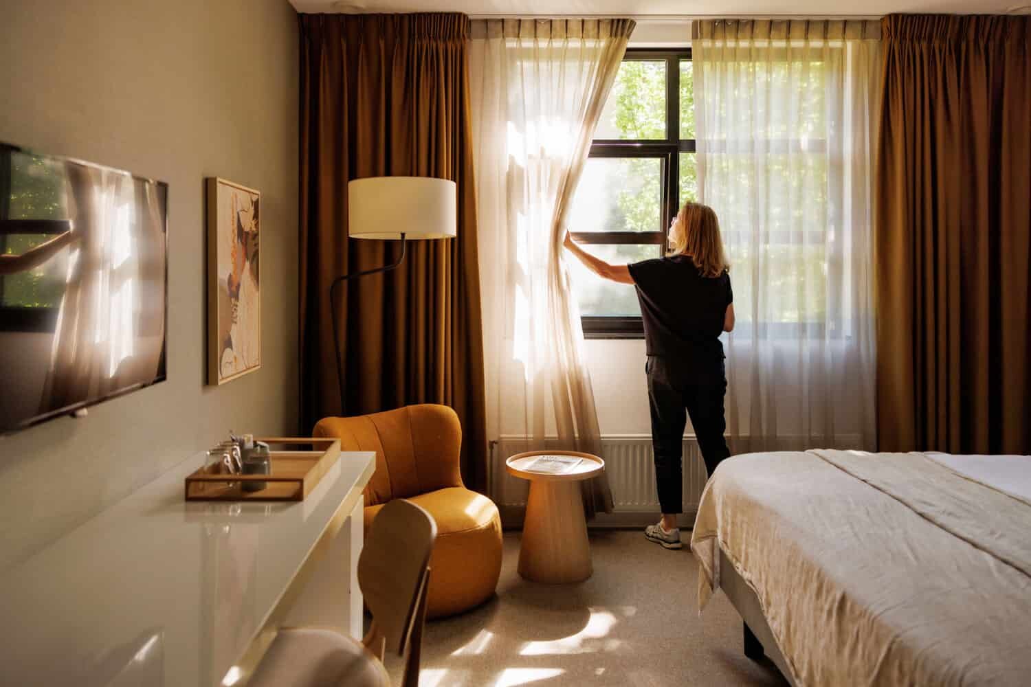Een van de hotelkamers met zitje.