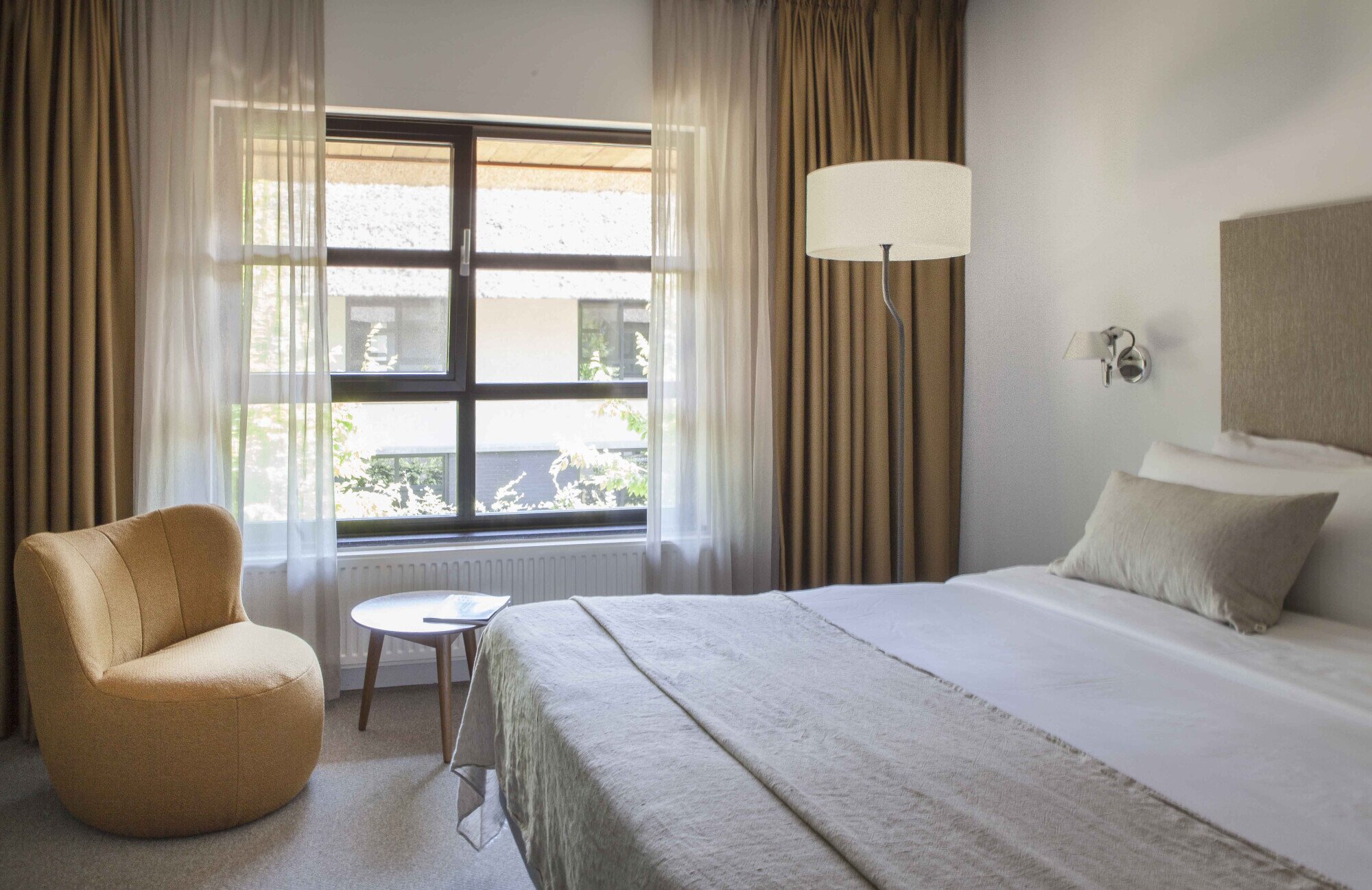 Bed met stoel in Comfort kamer.