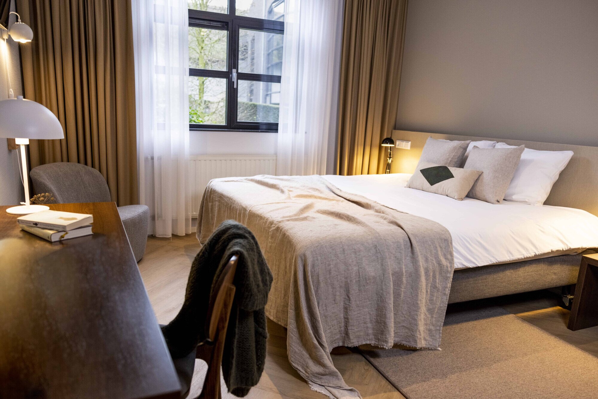 Bed en bureau in Superior kamer.