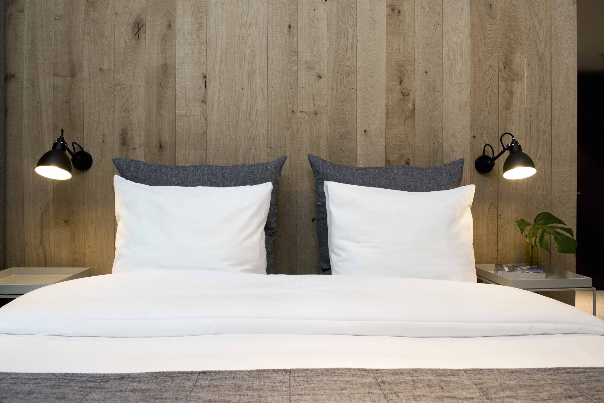 Bed in een hotelkamer.
