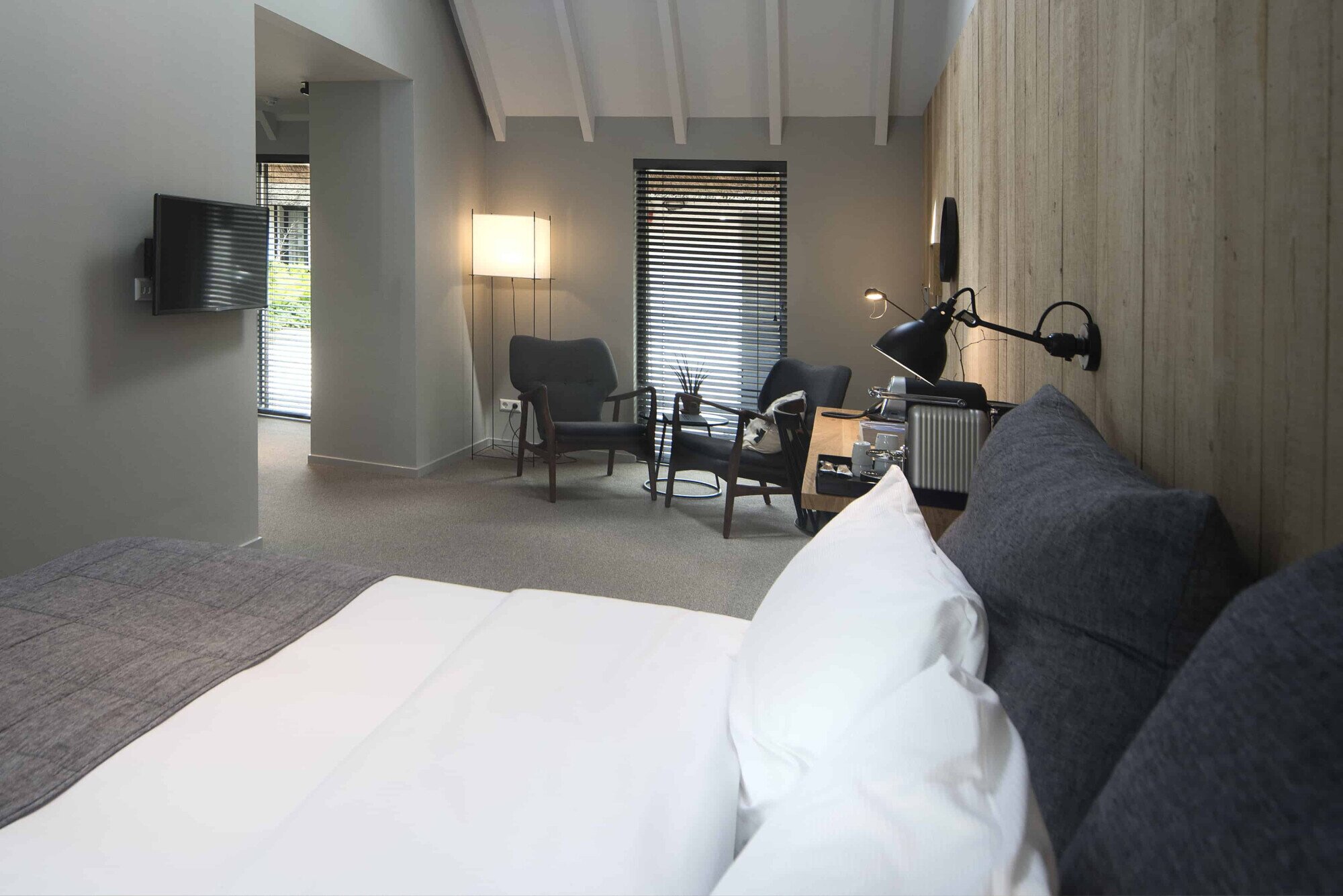 Bed met stoelen van Suite.