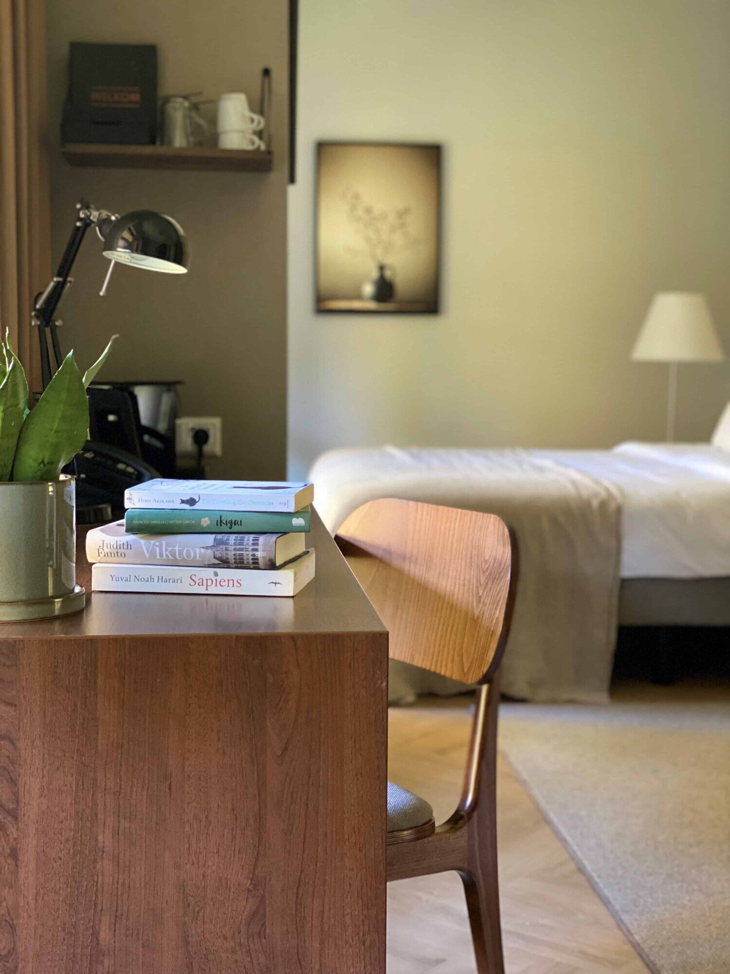 Bureau met boeken in Superior kamer.