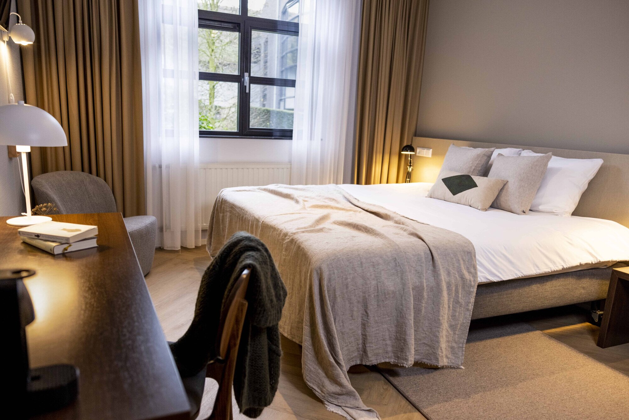 Tweepersoonsbed met verlichting in Superior kamer.