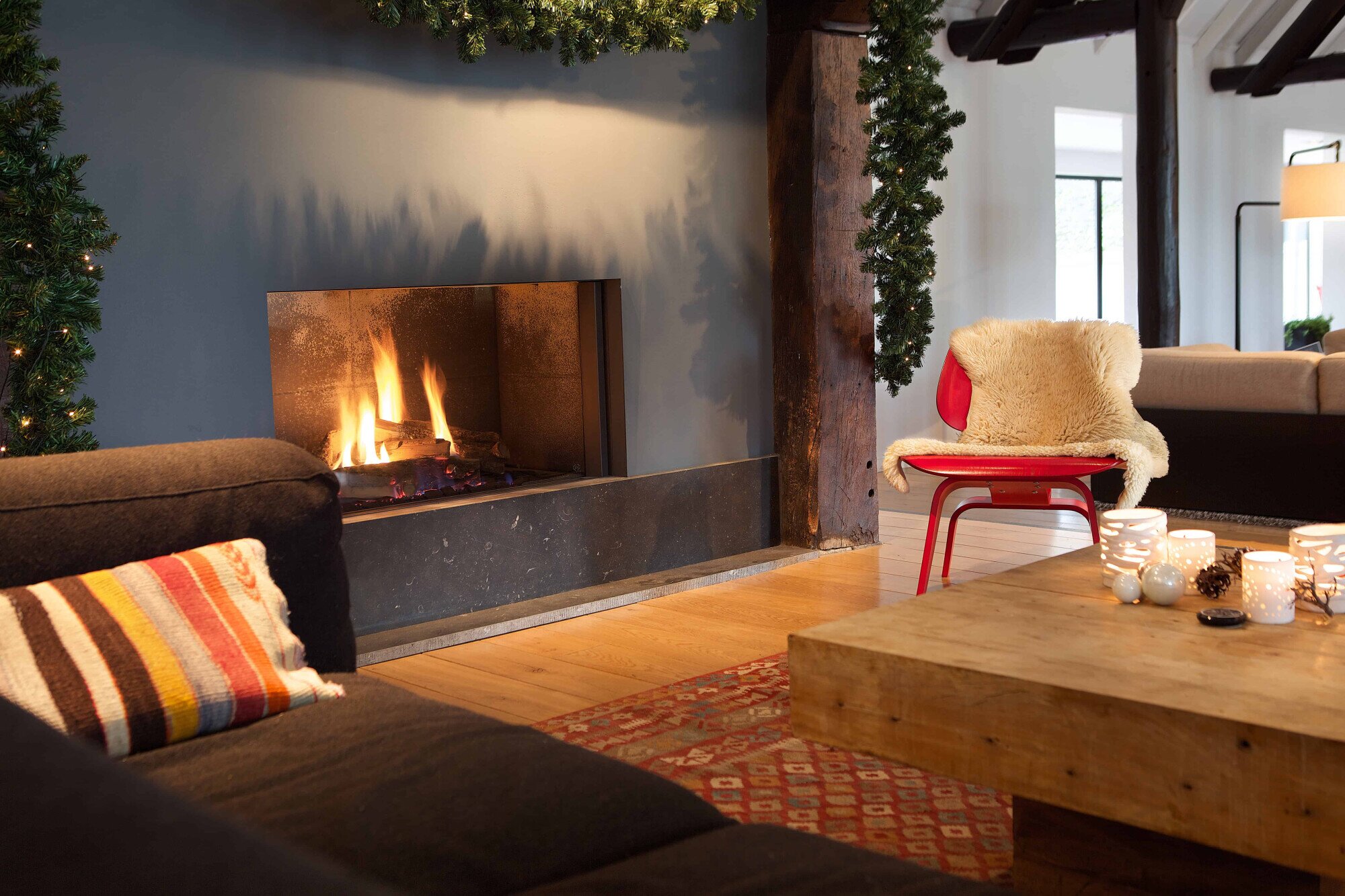 Lobby met openhaard in kerstsfeer.