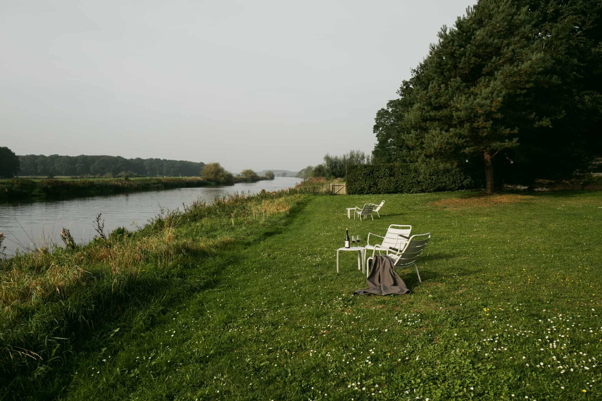 Terras aan het water bij hotel.