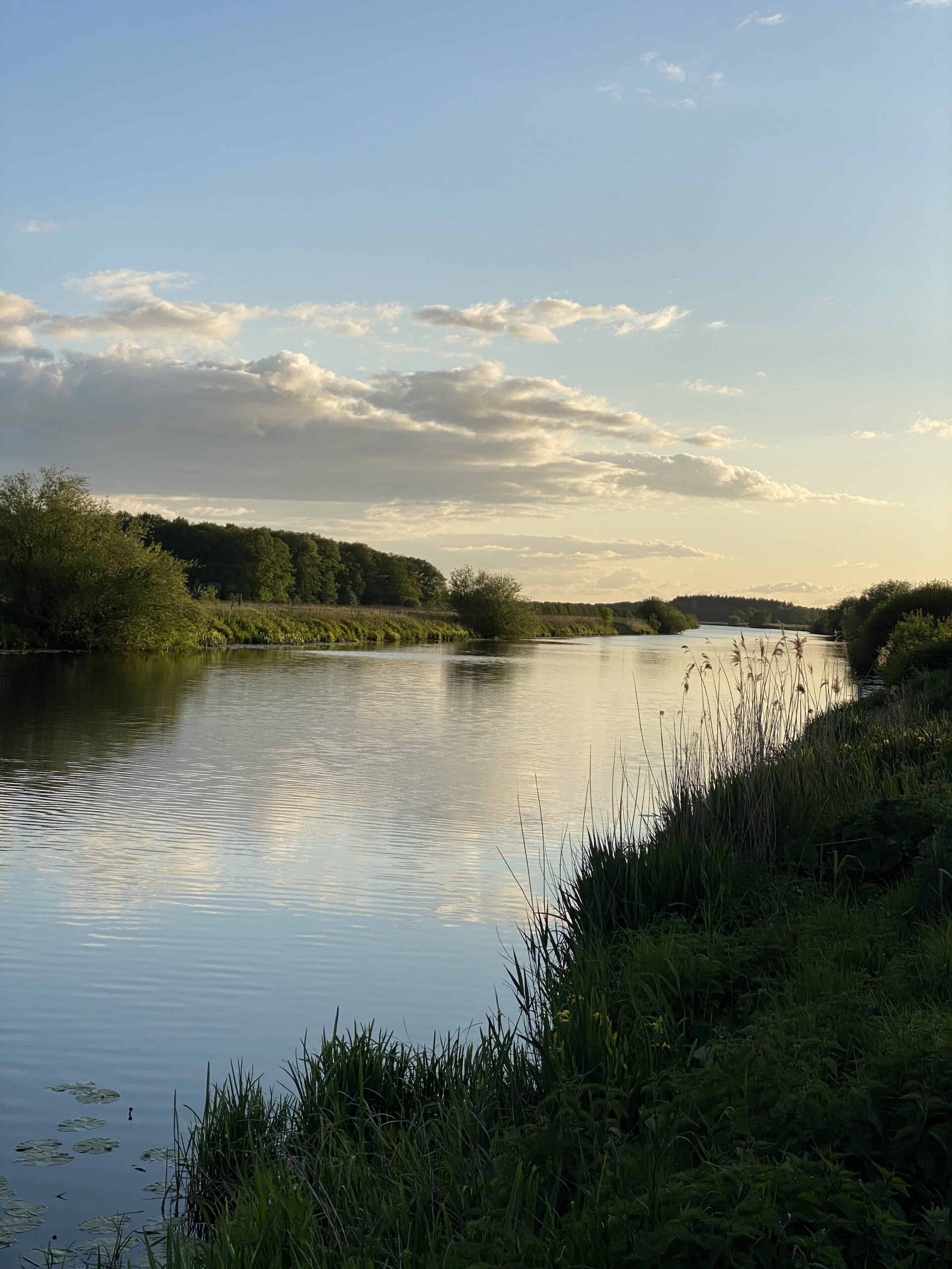 De rivier de Vecht in de avondzon.