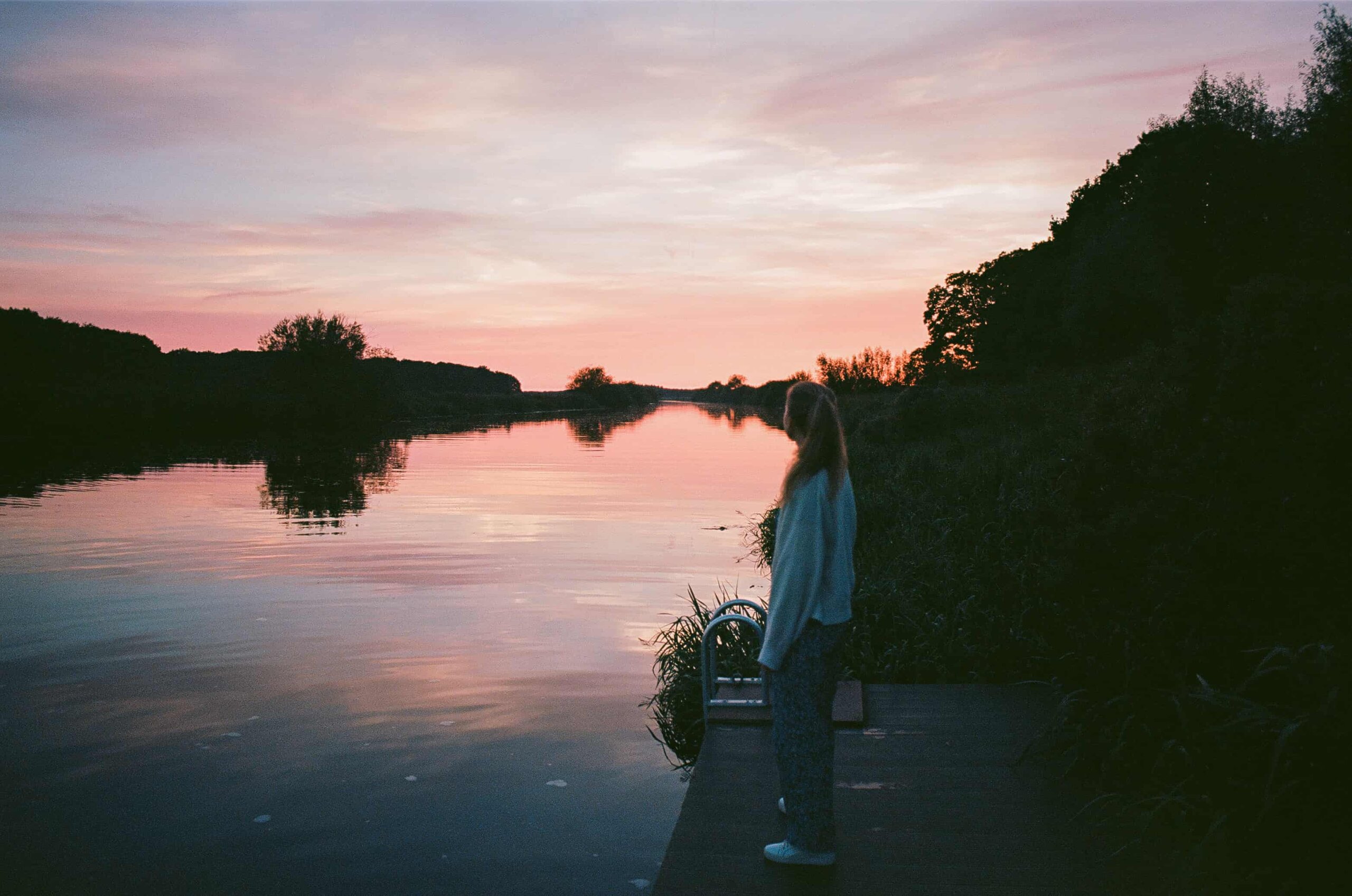 Zwemtrap bij het water zonsondergang.