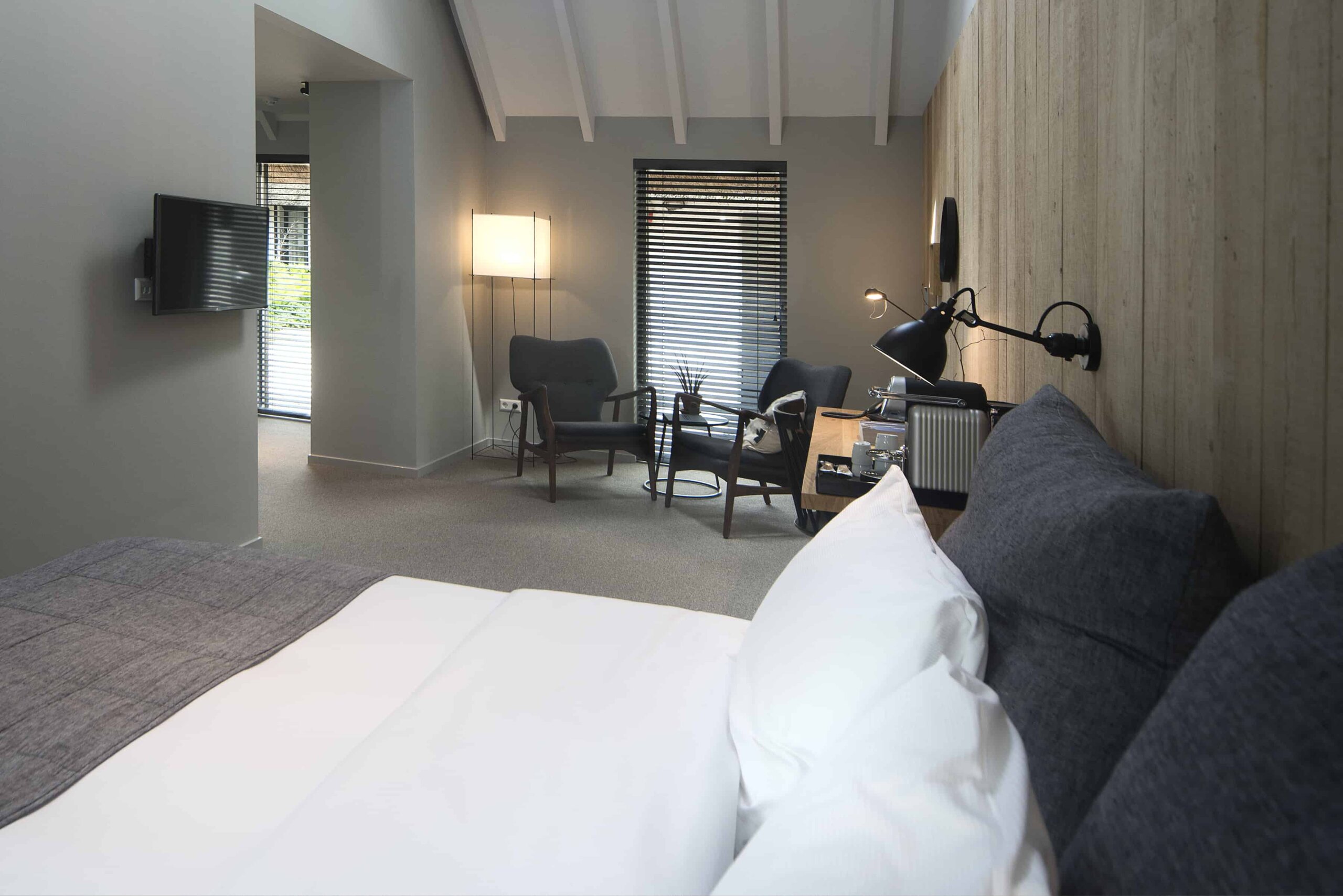 Loft-achtige Spa suite met hoog plafond.
