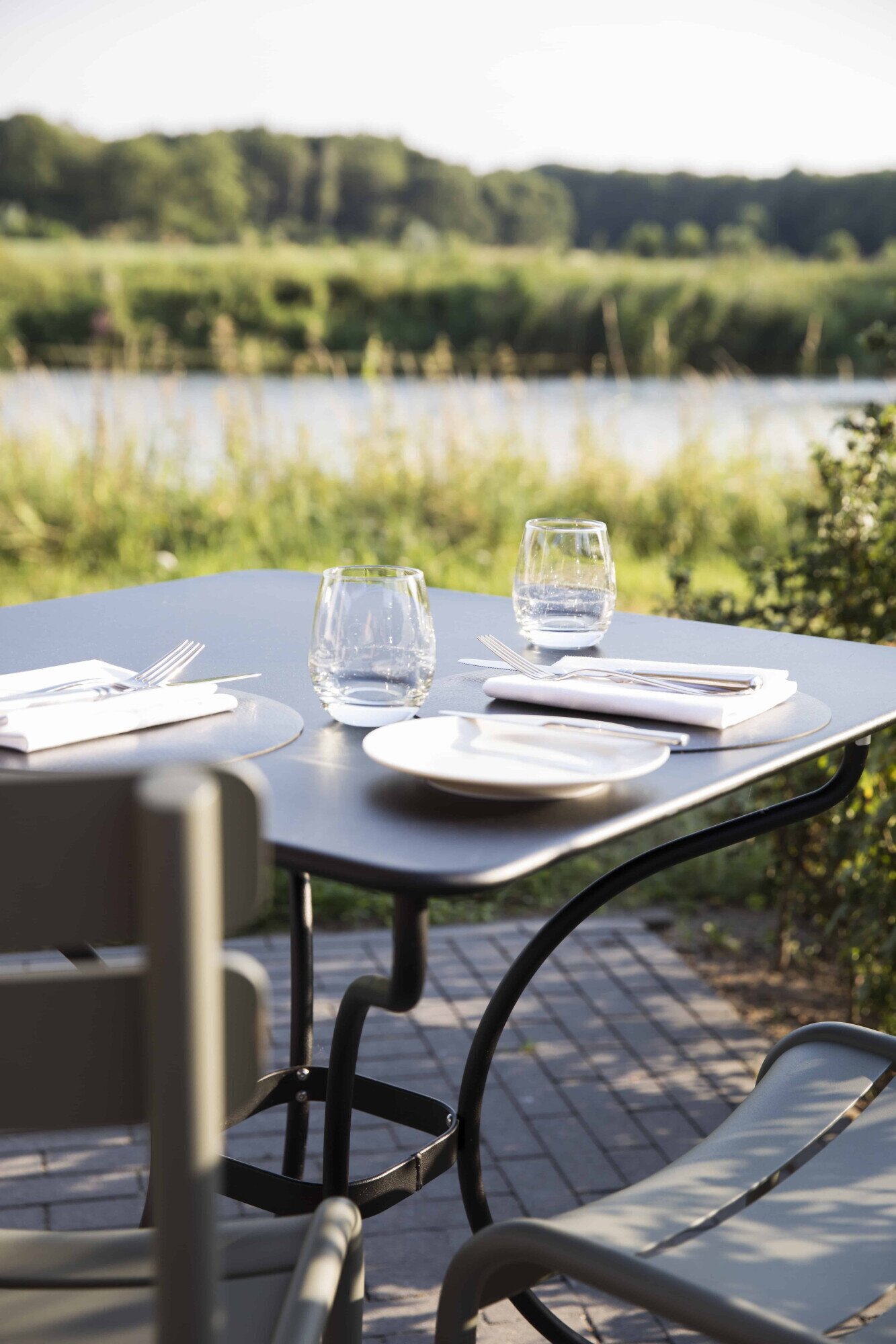 Dinertafel aan de Vecht rivier buiten.