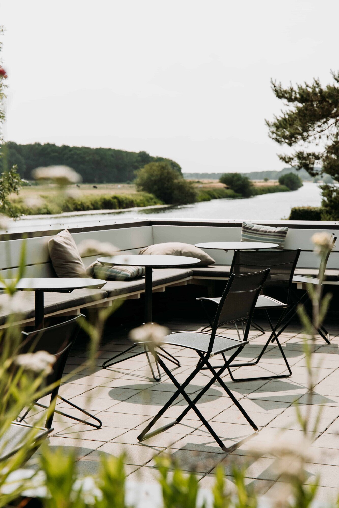 Uitzicht over de rivier de Vecht vanaf ons loungeterras.