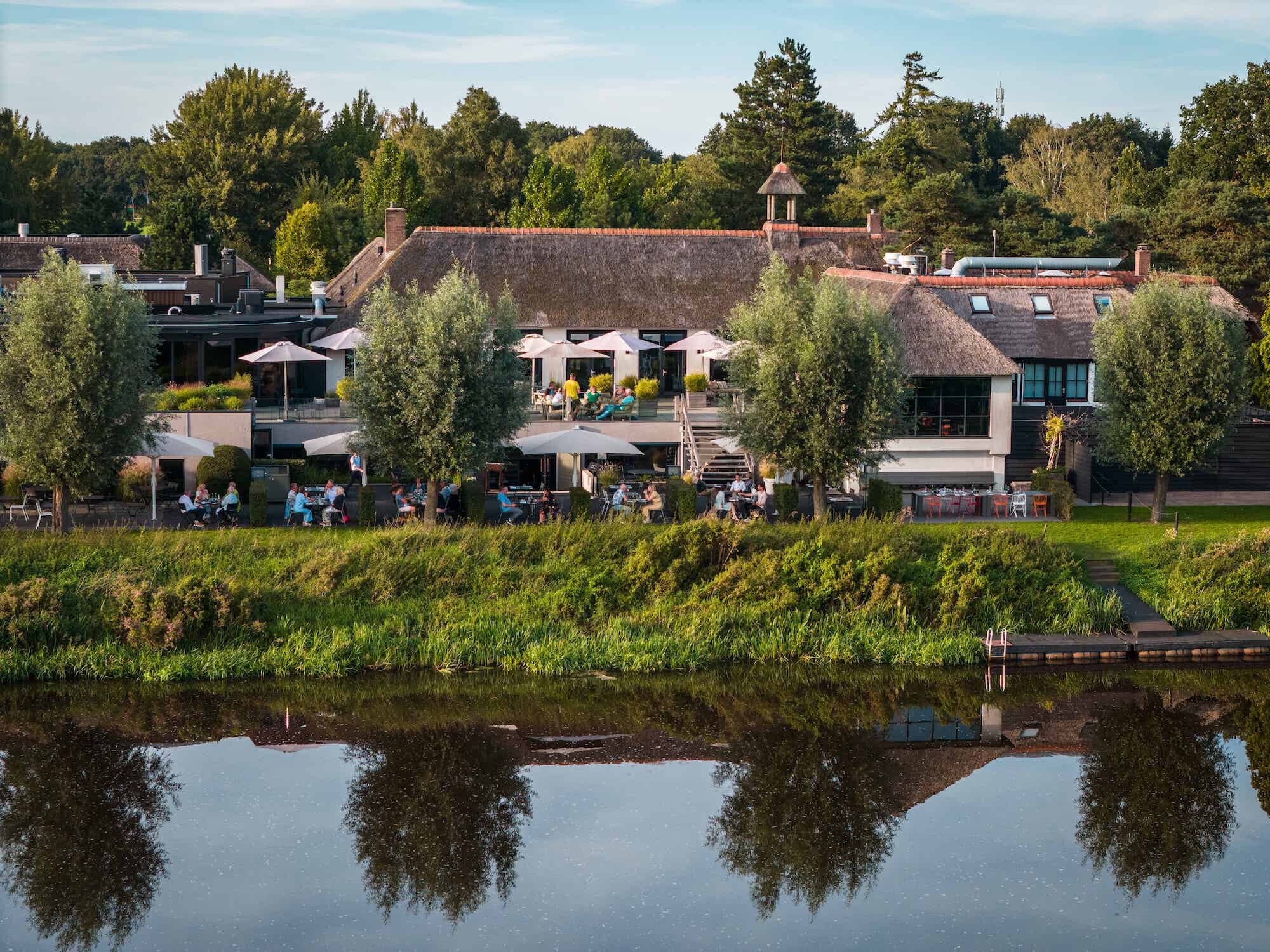 Hotel Mooirivier met terras aan het water.