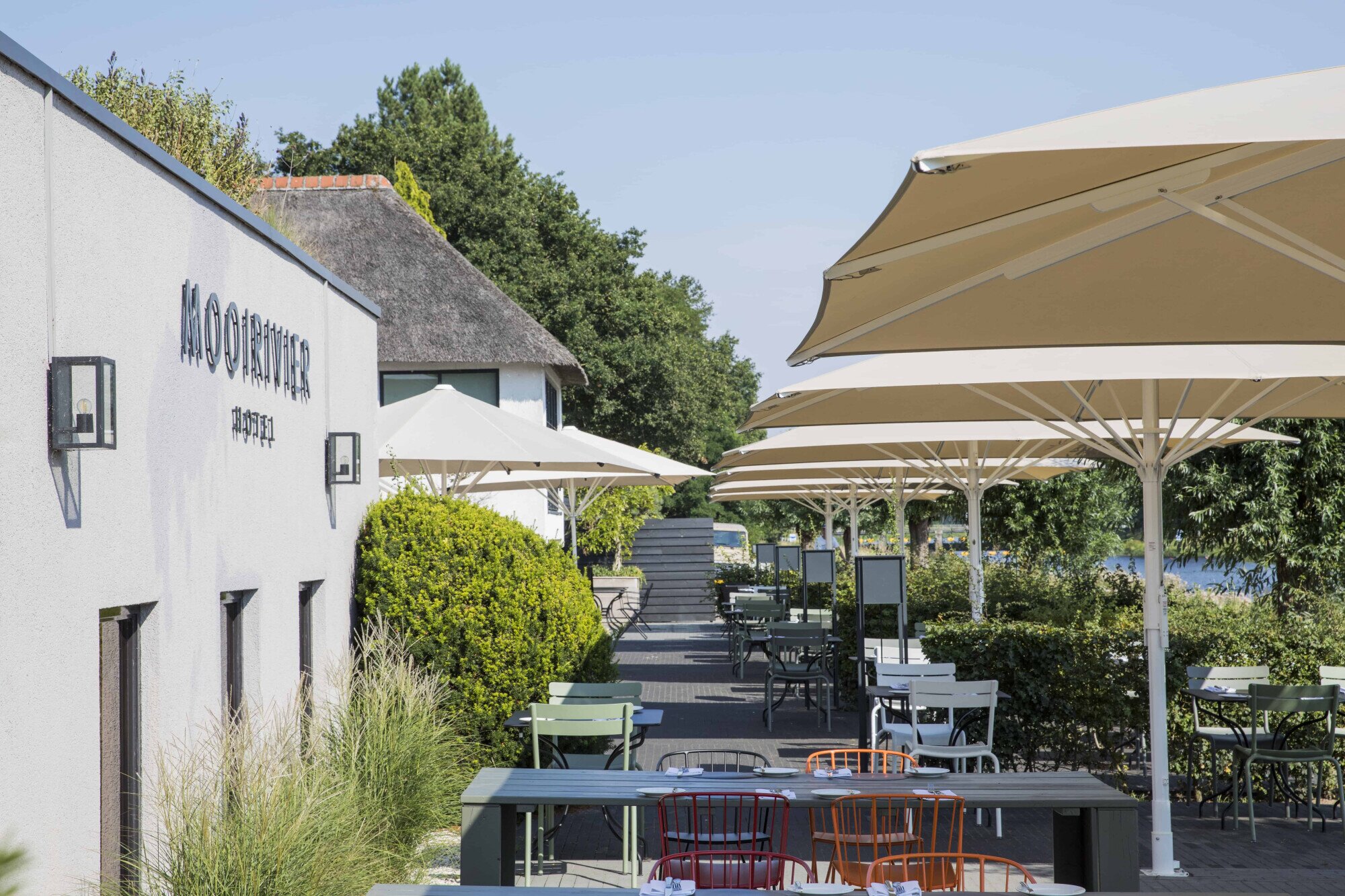 Terras met parasols aan het water.