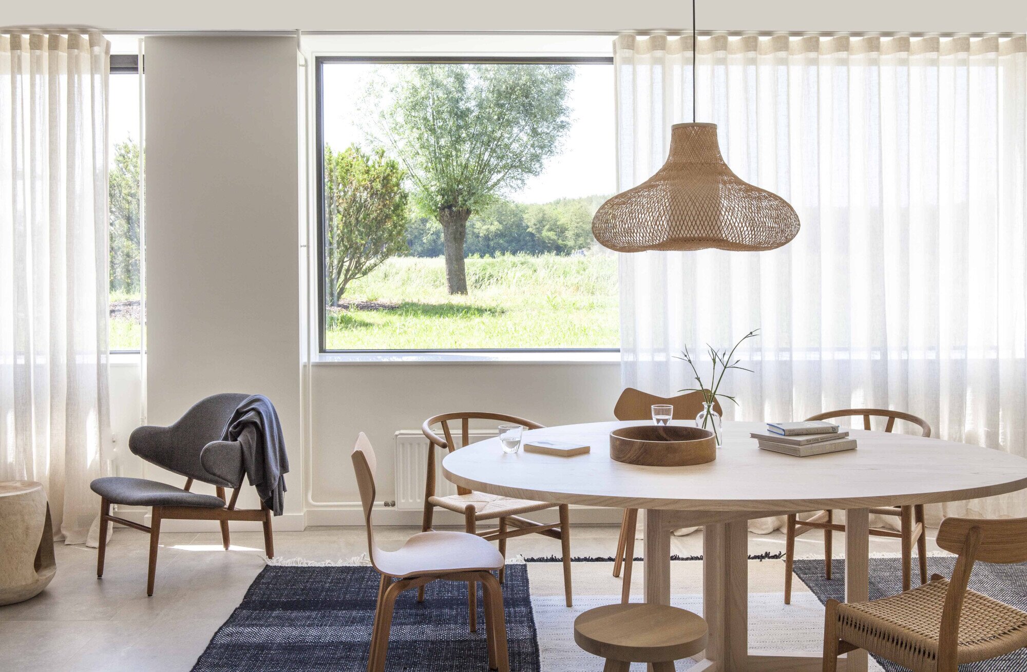 Leestafel en scandinavische design stoelen in wellness.
