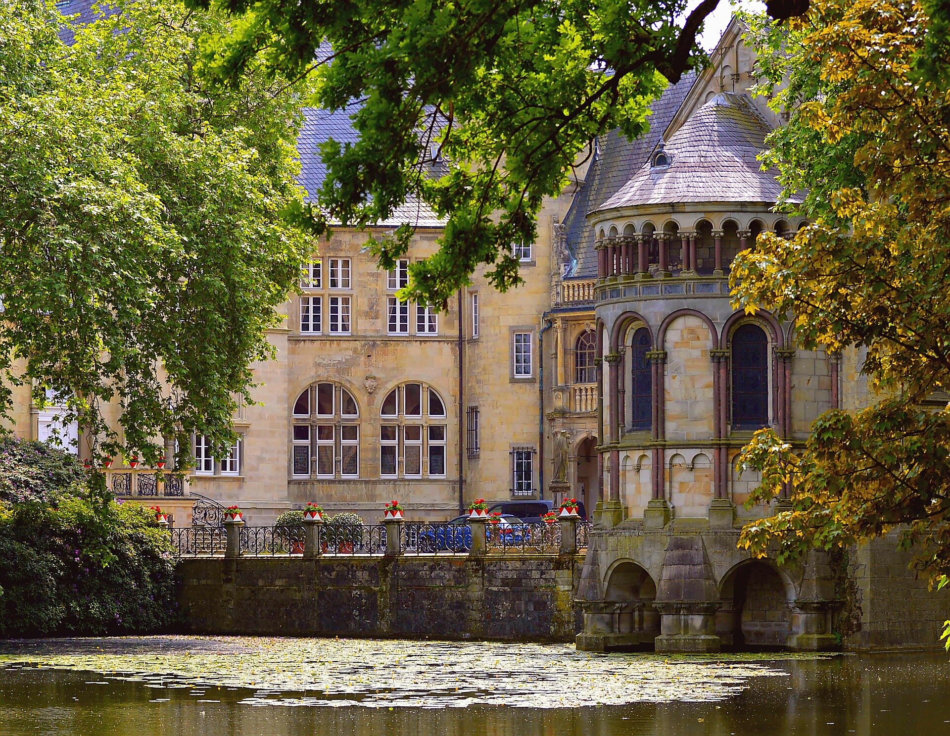 Het historische Kasteel Darfeld met slotgracht.
