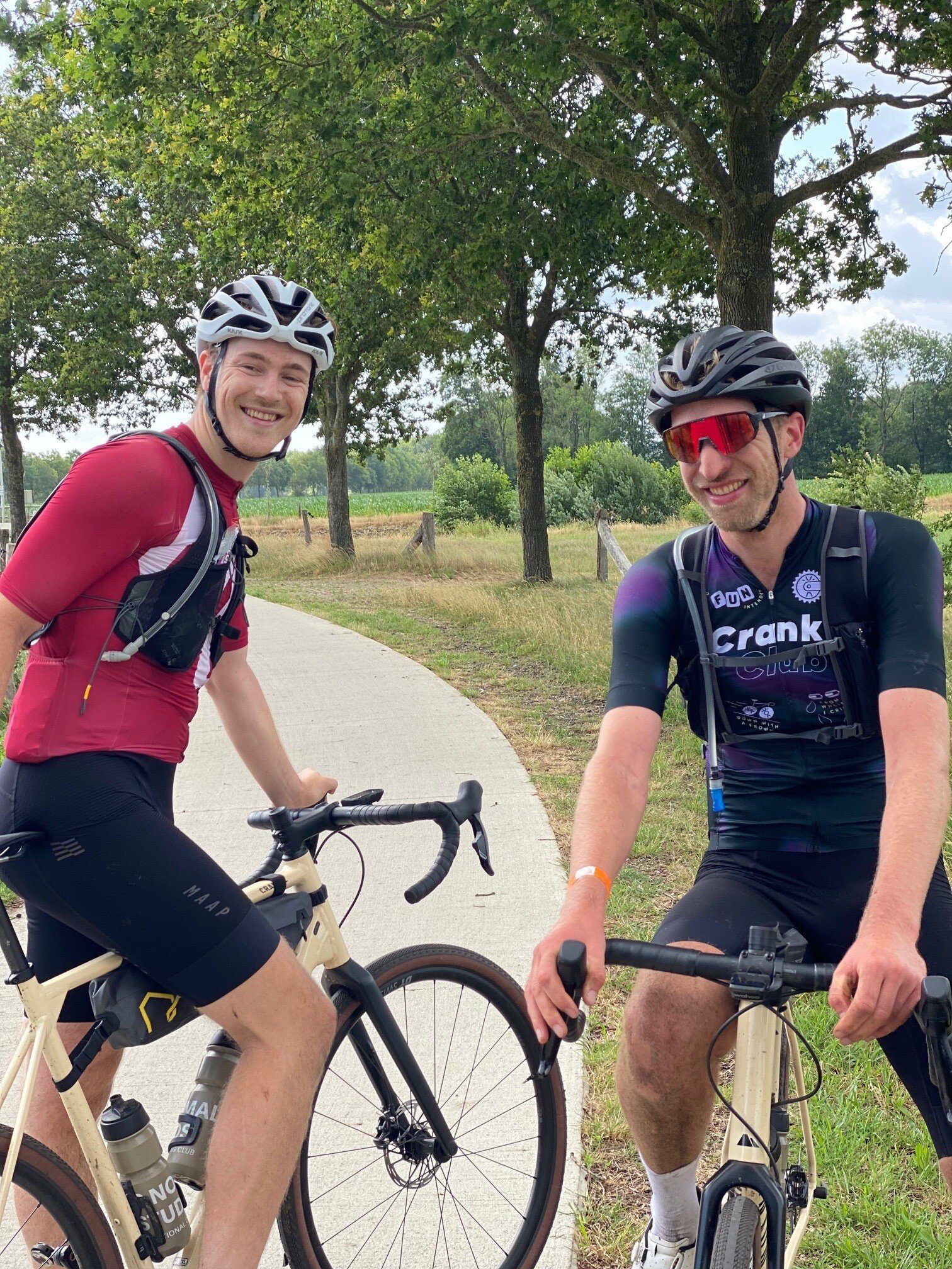 Fietsers op het fietspad naar Vilsteren.