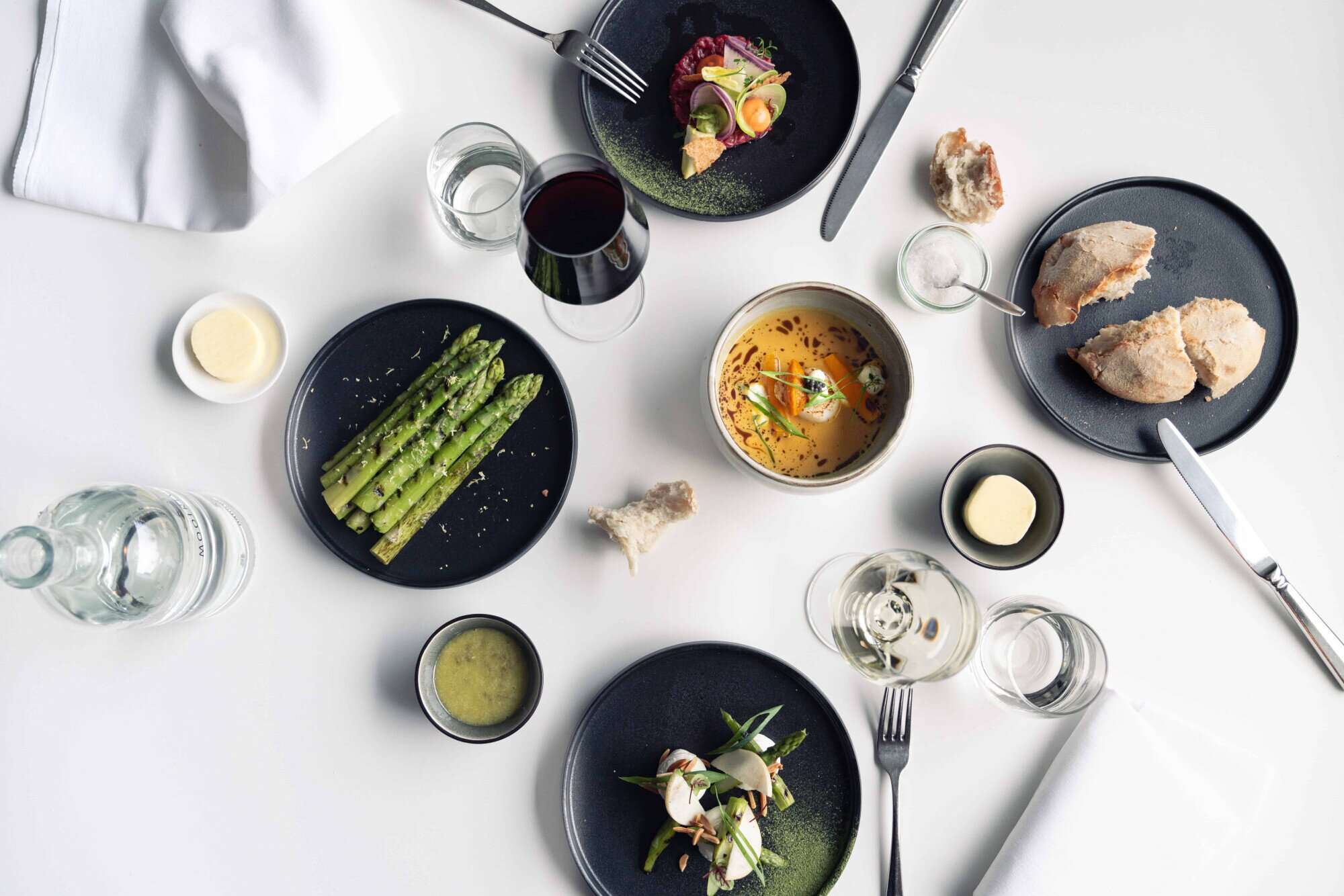 Verschillende lunchgerechten op tafel Mooirivier.