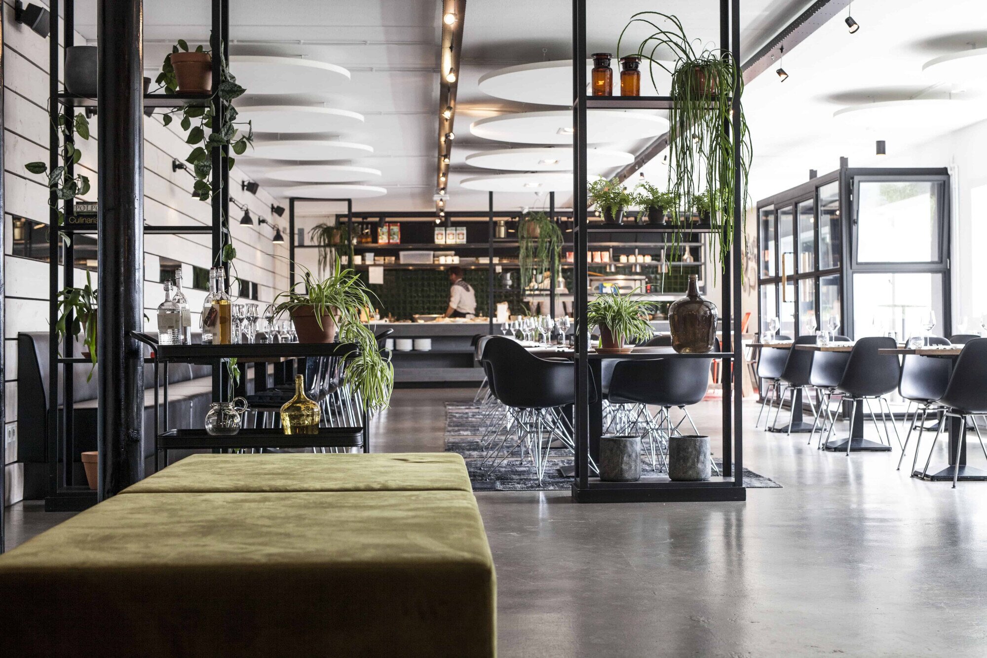 Restaurant overzicht met openkeuekn.