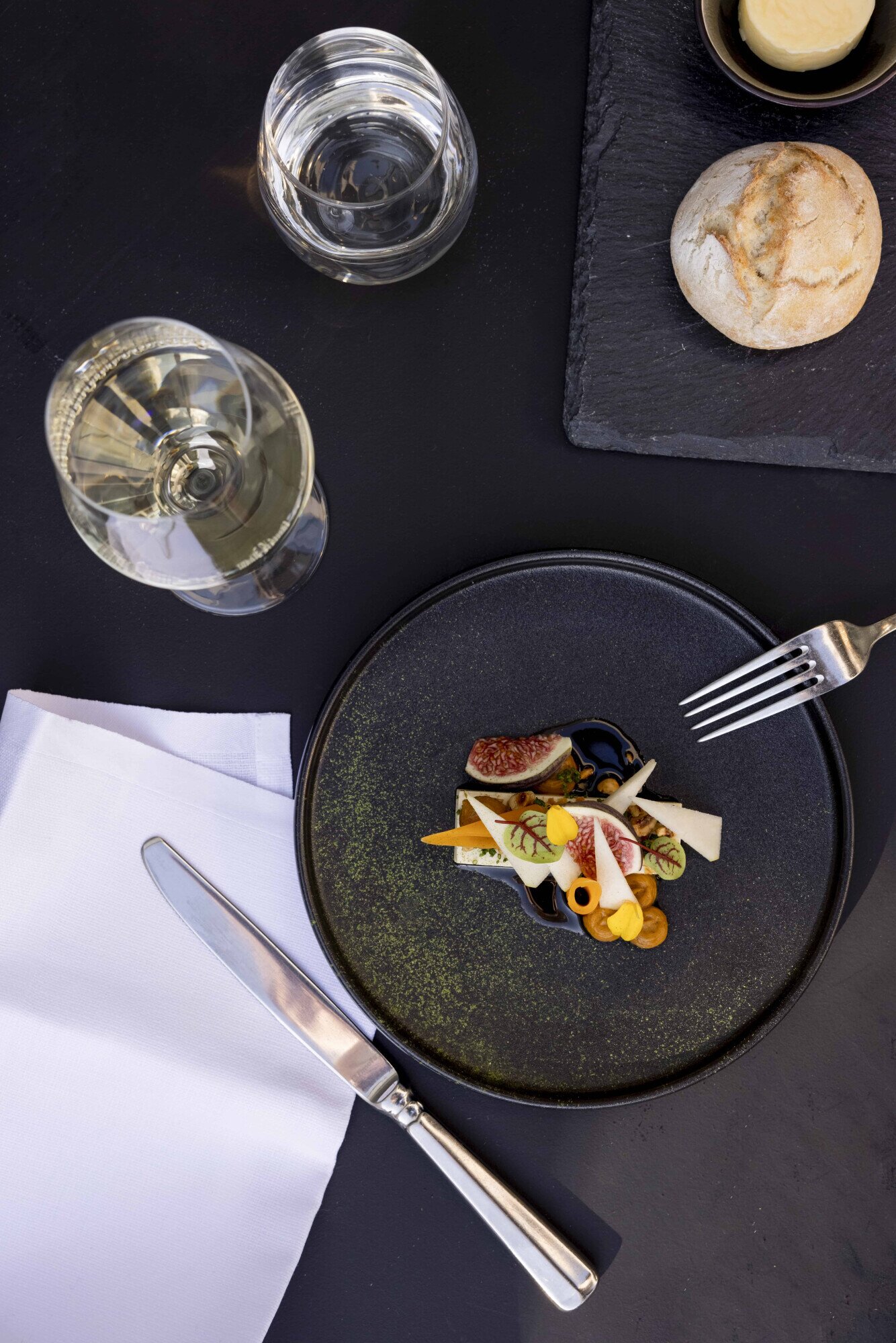 Culinair gerecht met wijn en brood.