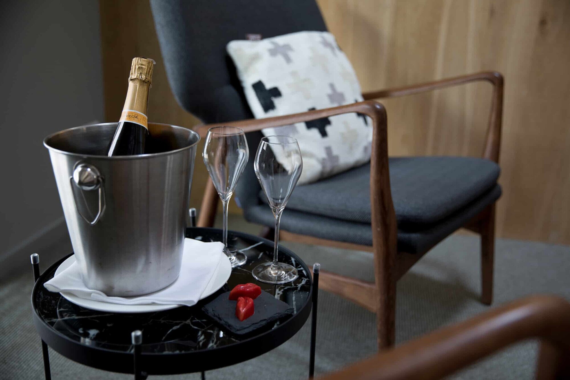 Champagne met lekkernijen op hotelkamer.