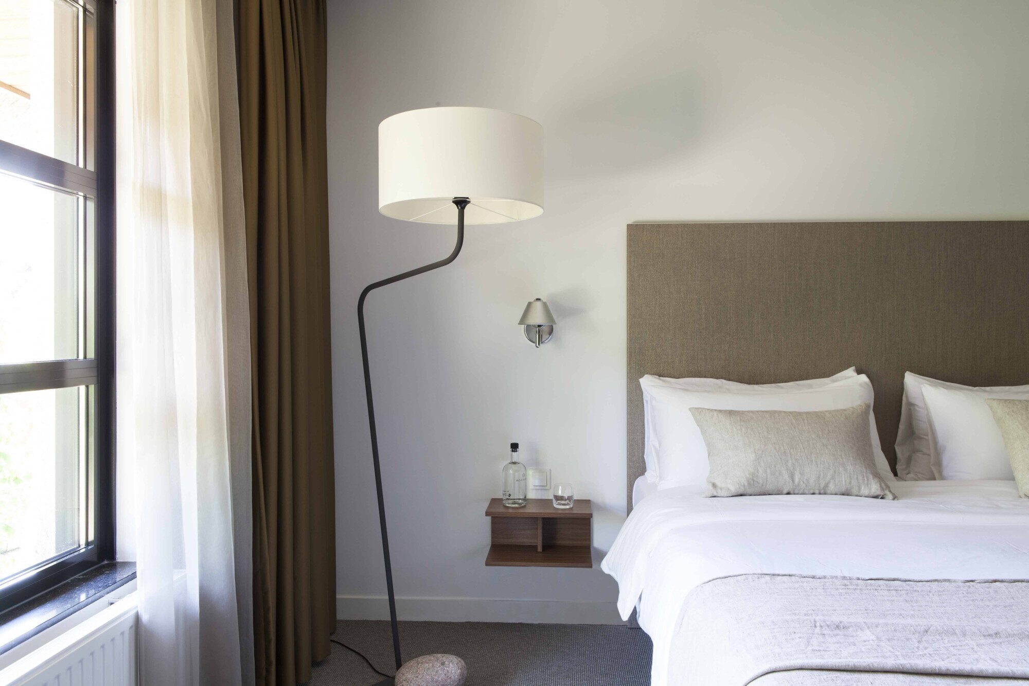Bed met lamp in Comfort kamer.