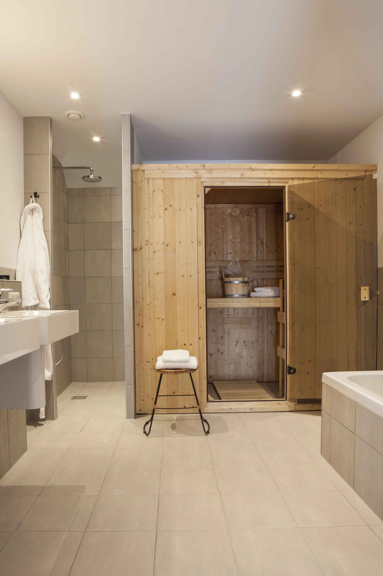 Badkamer met sauna van Suite.