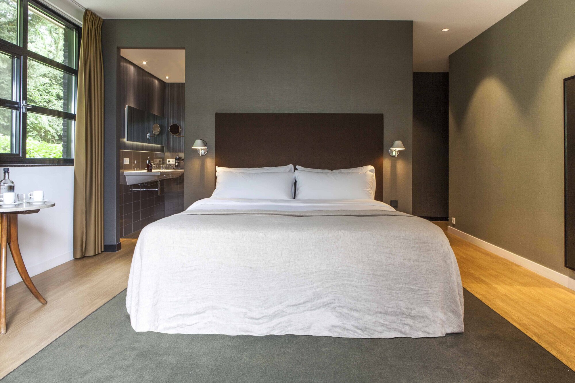 Bed met bank in Suite Riverview.