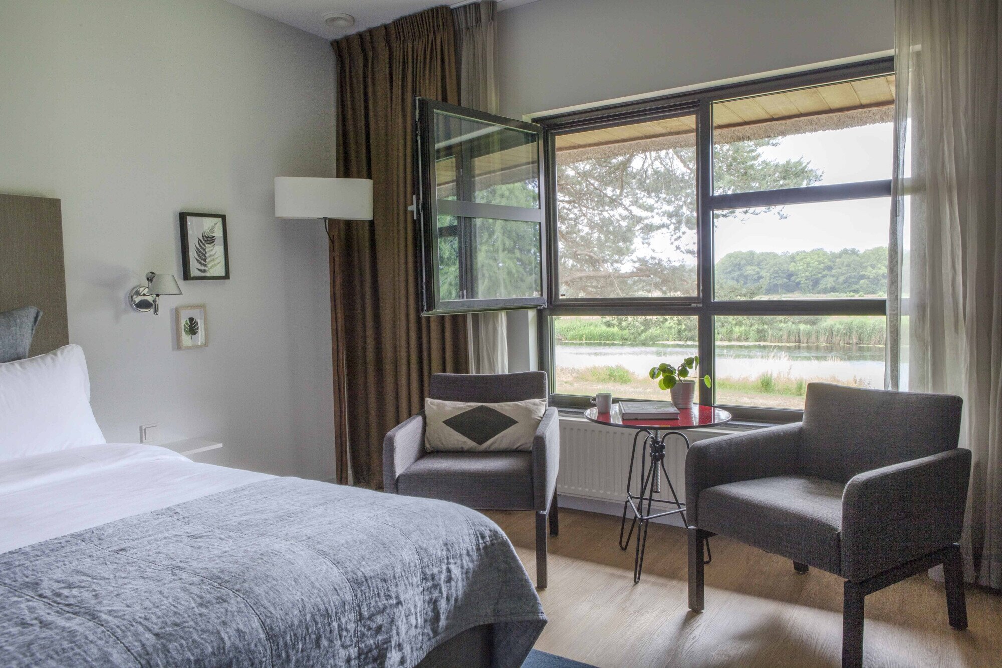 Stoel met uitzicht in Deluxe kamer.