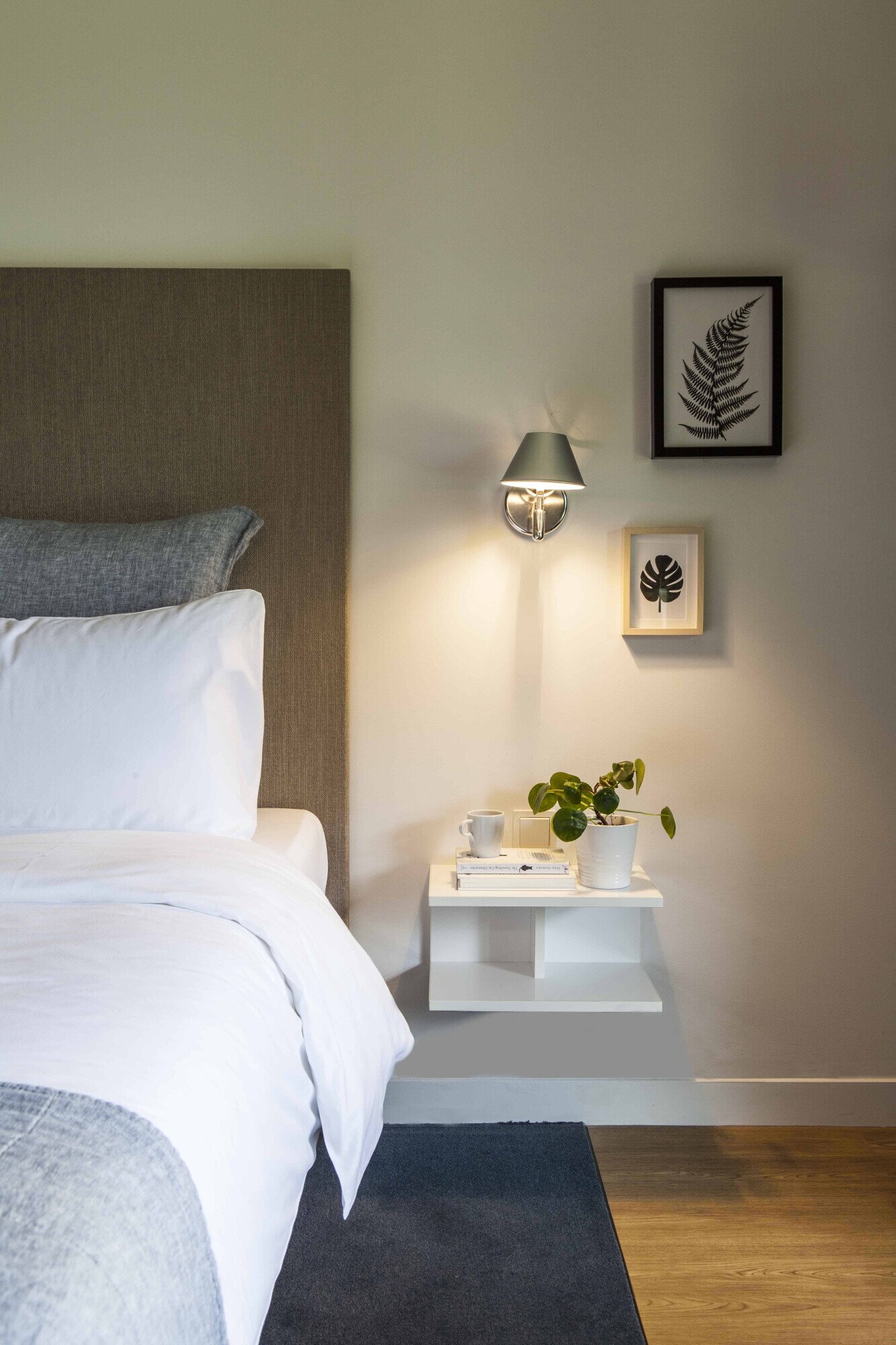 Bed met lamp in Deluxe kamer.