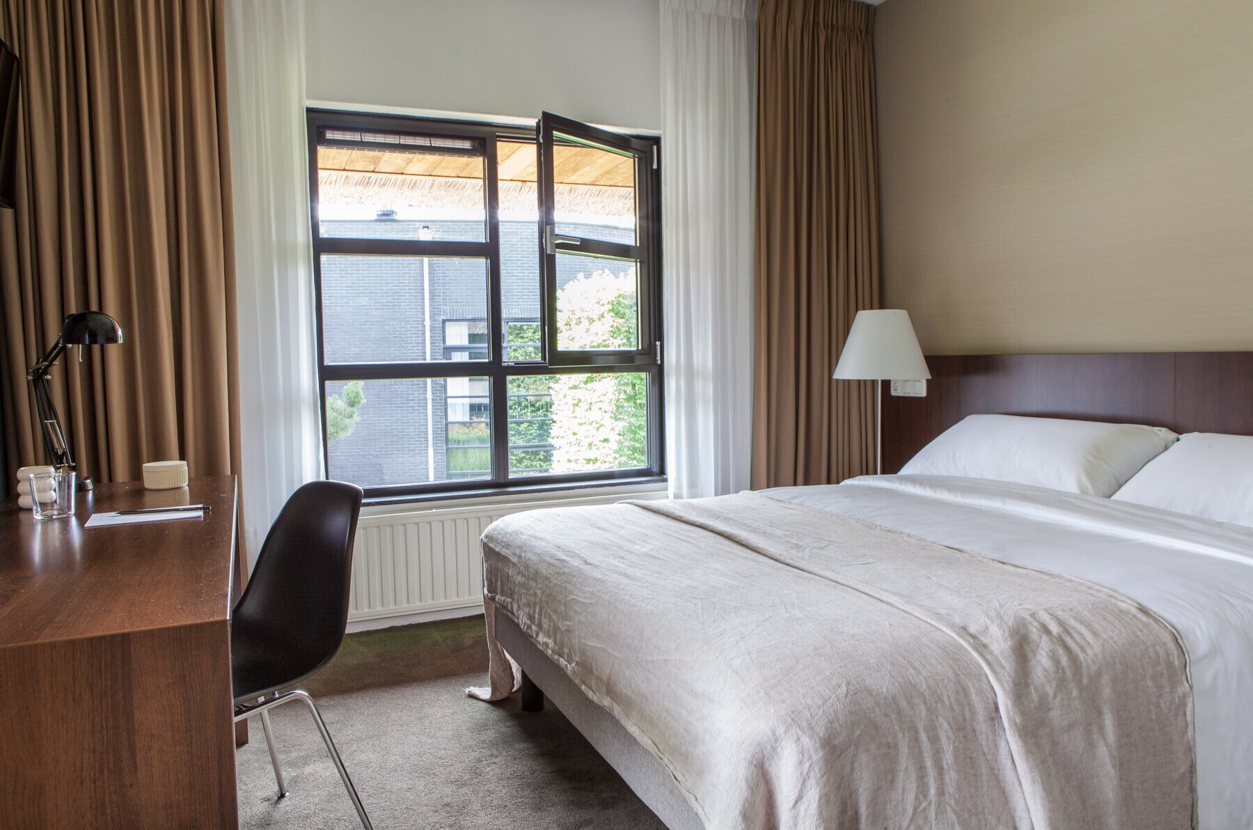 Compacte hotelkamer.