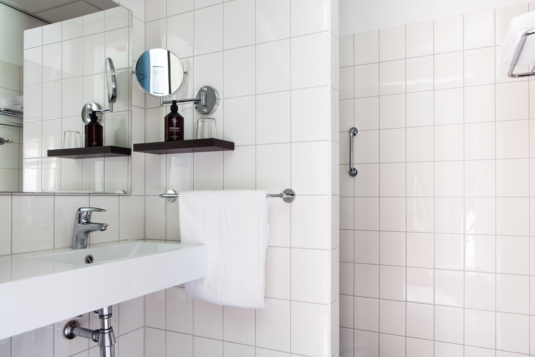 Badkamer met ruime wastafel en inloopdouche.