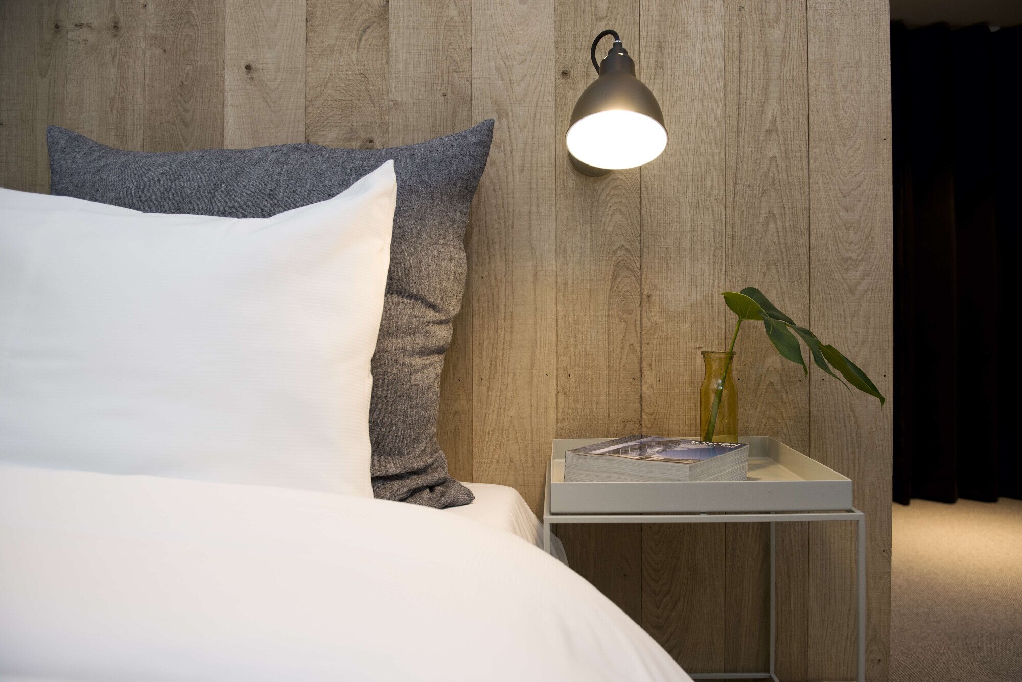 Bed met nachtkasje Junior Suite.