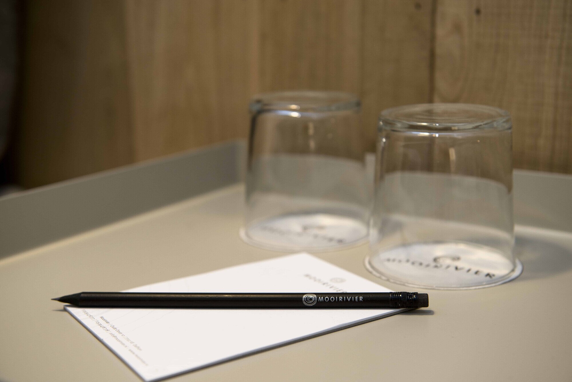 Blocnote met pen in kamer.