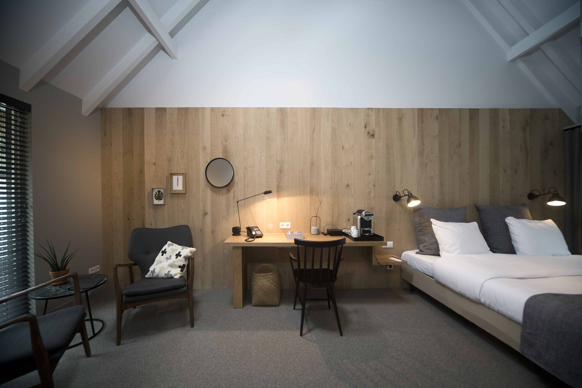 Bureau met bed in suite.