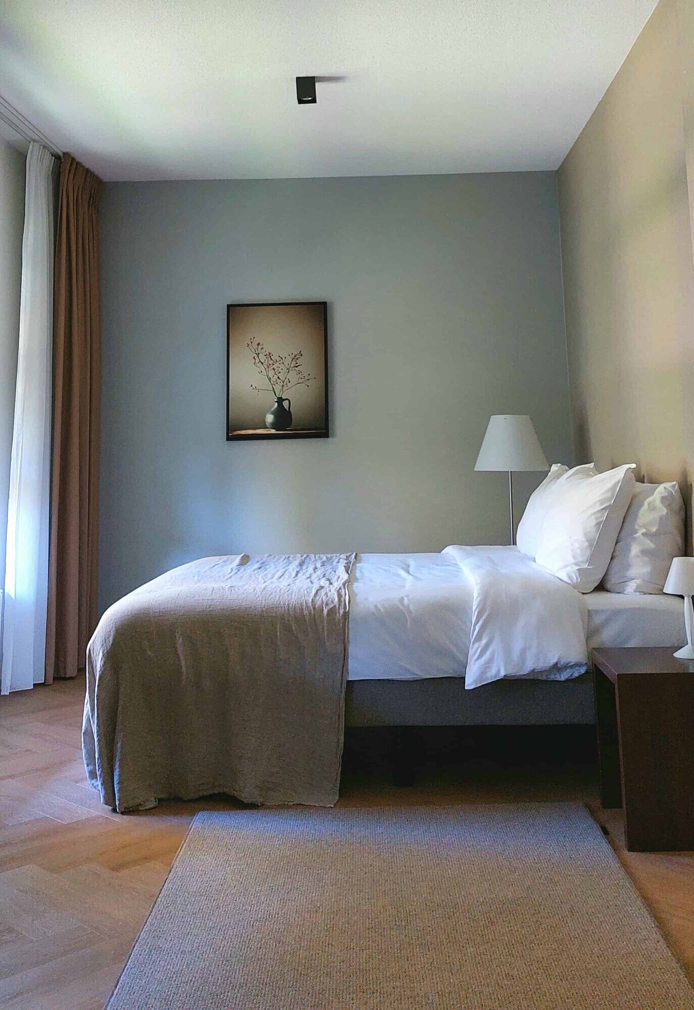 Tweepersoonsbed met schilderij Superior kamer.