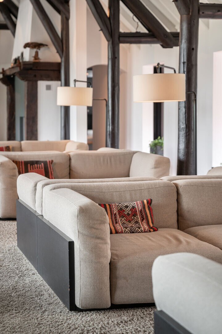 Zithoek van de hotellobby met loungebank.