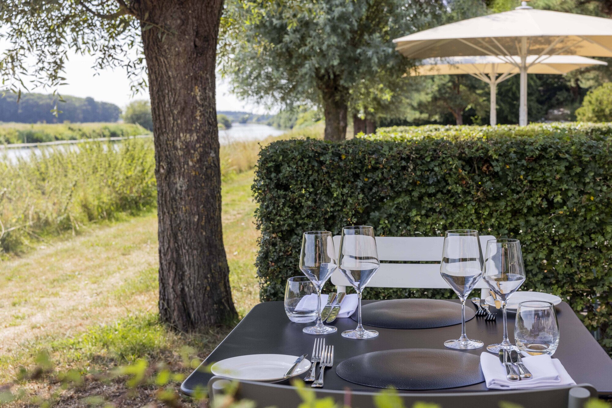Gedekte tafel voor diner aan het water.