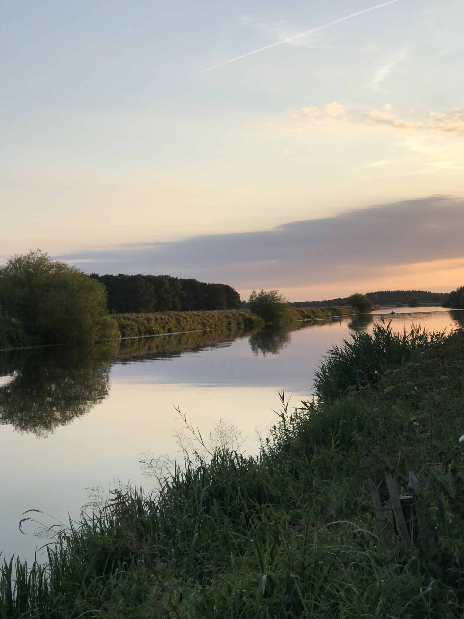 De loop van de rivier de Vecht in de avondschemering.