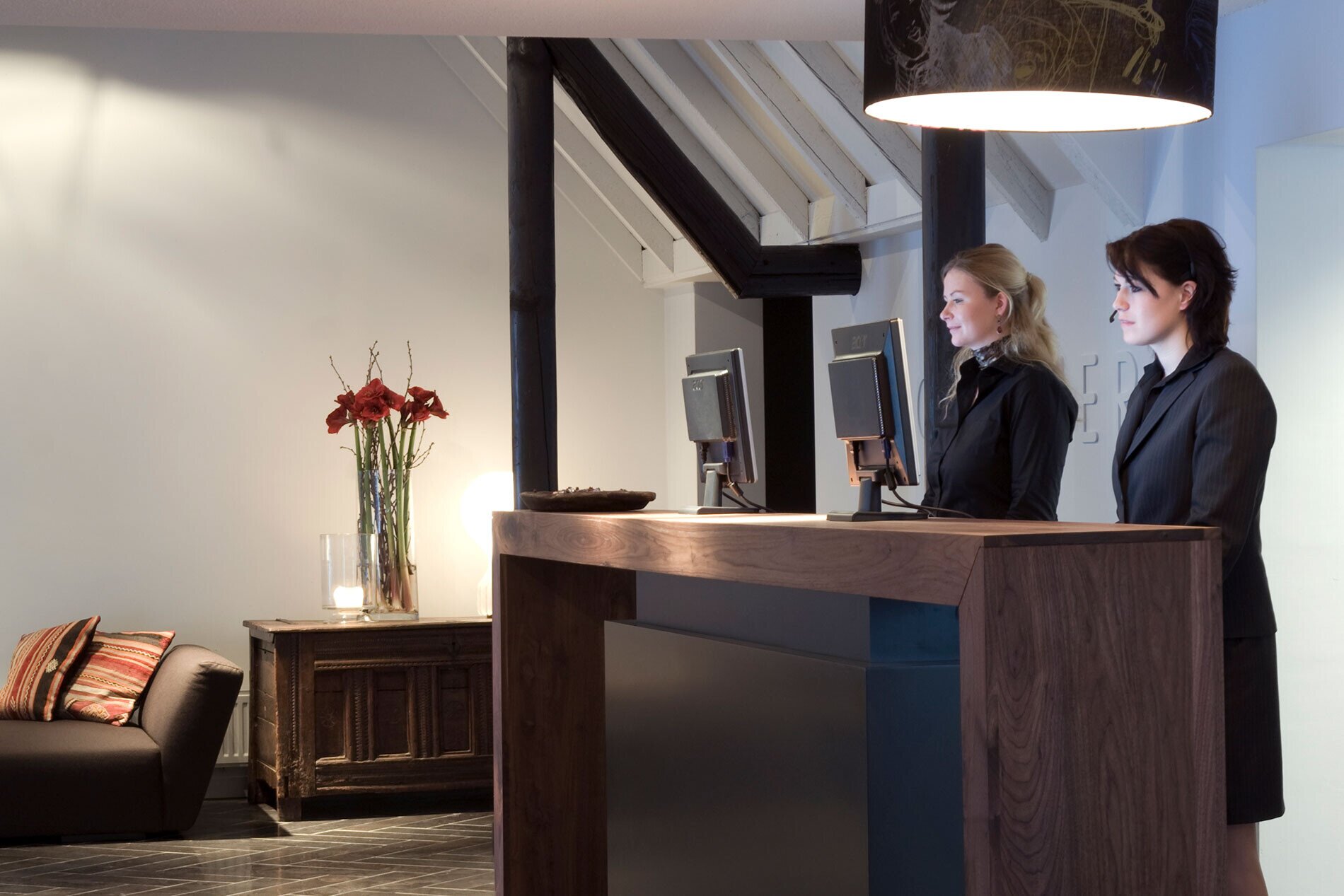 De receptiebalie van hotel Mooirivier.