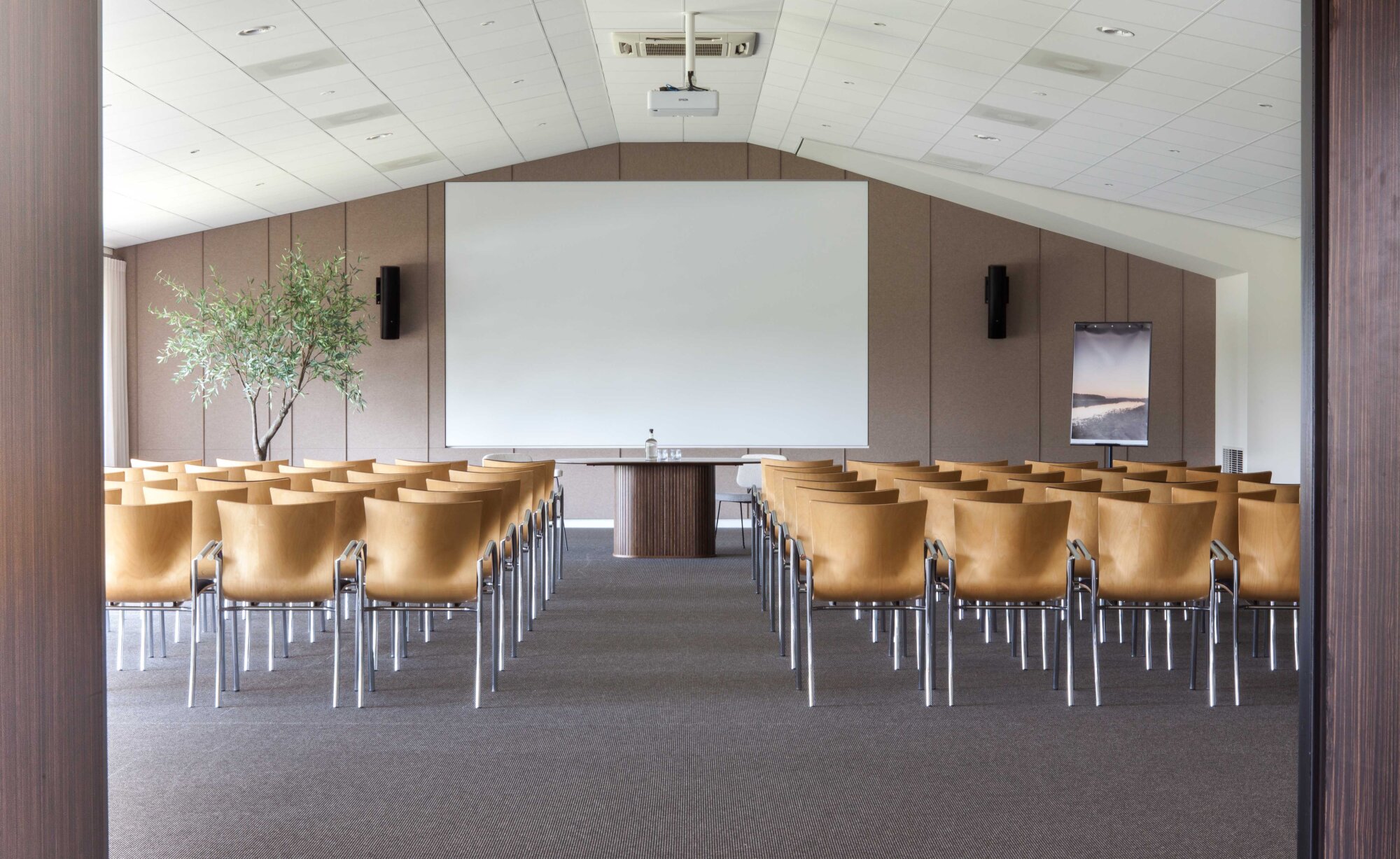 Vergaderruimte de Vechtzaal in theater opstelling.
