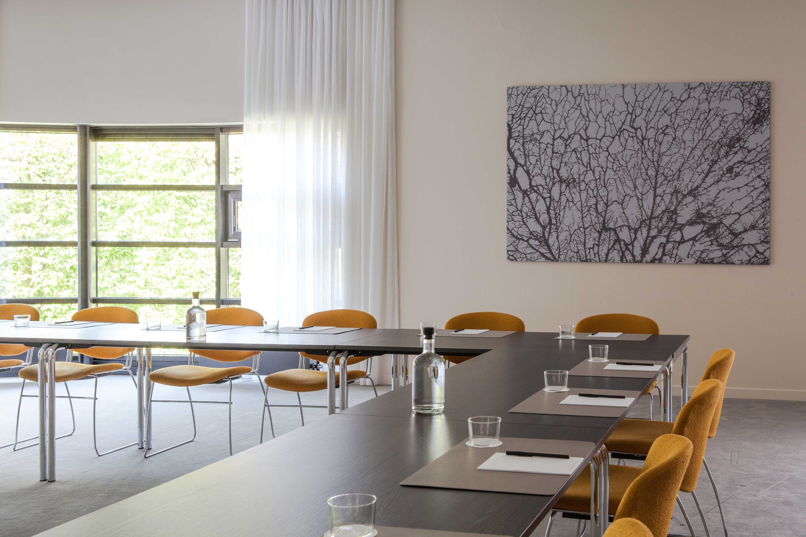 De vergaderzaal Millingerzaal met grote ramen.