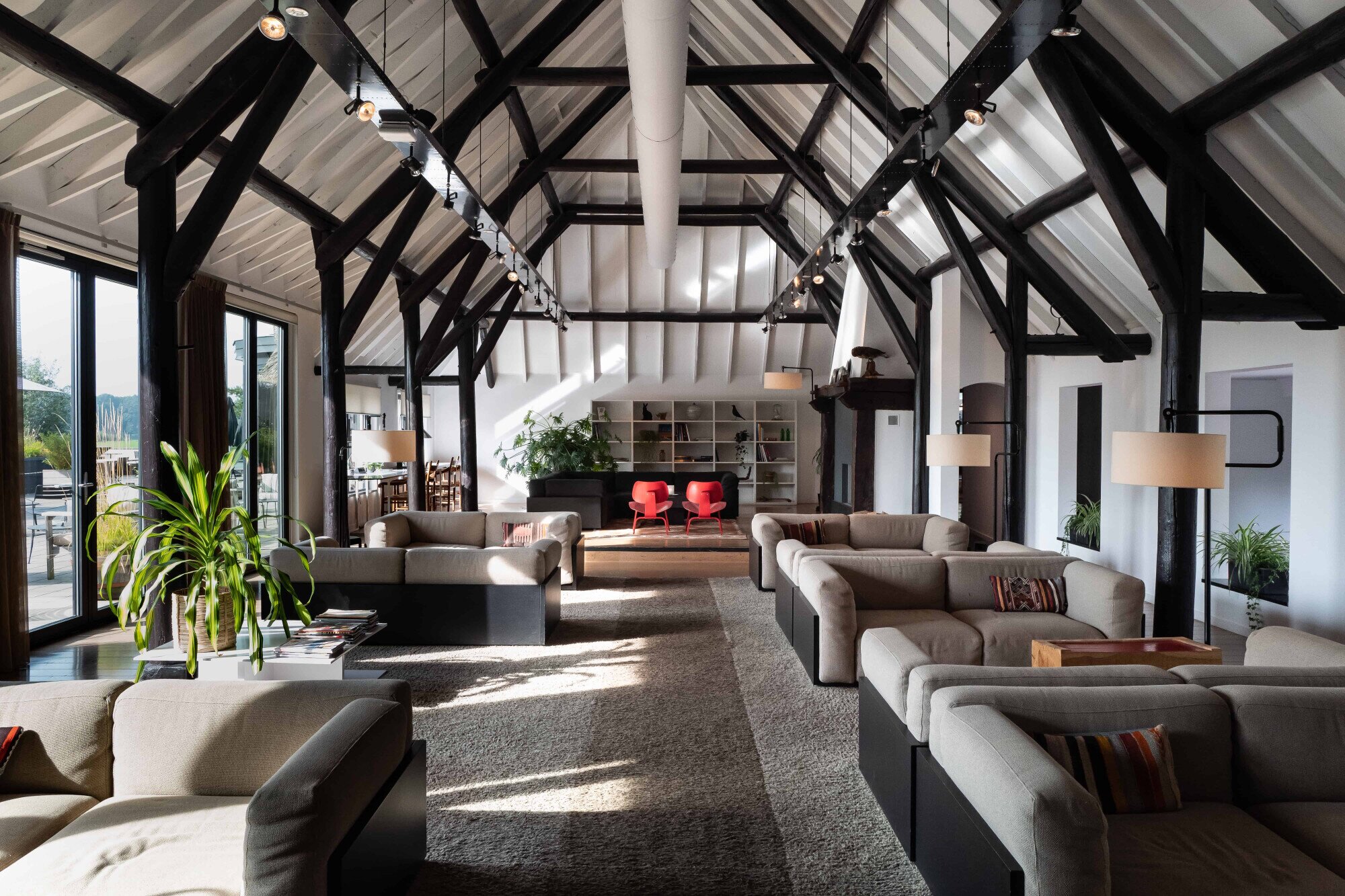 Lobby met loungebanken van Mooirivier.