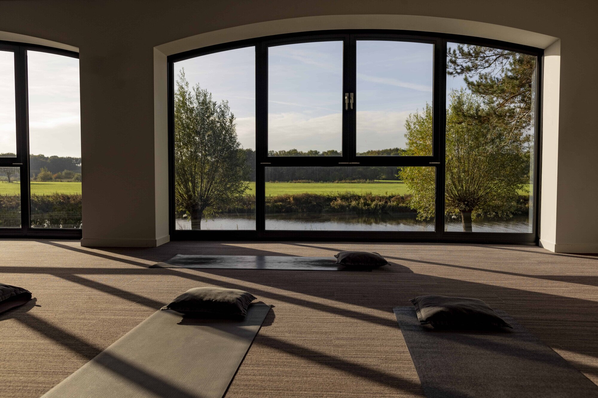 Yoga zaal met uitzicht op water Vechtdal.