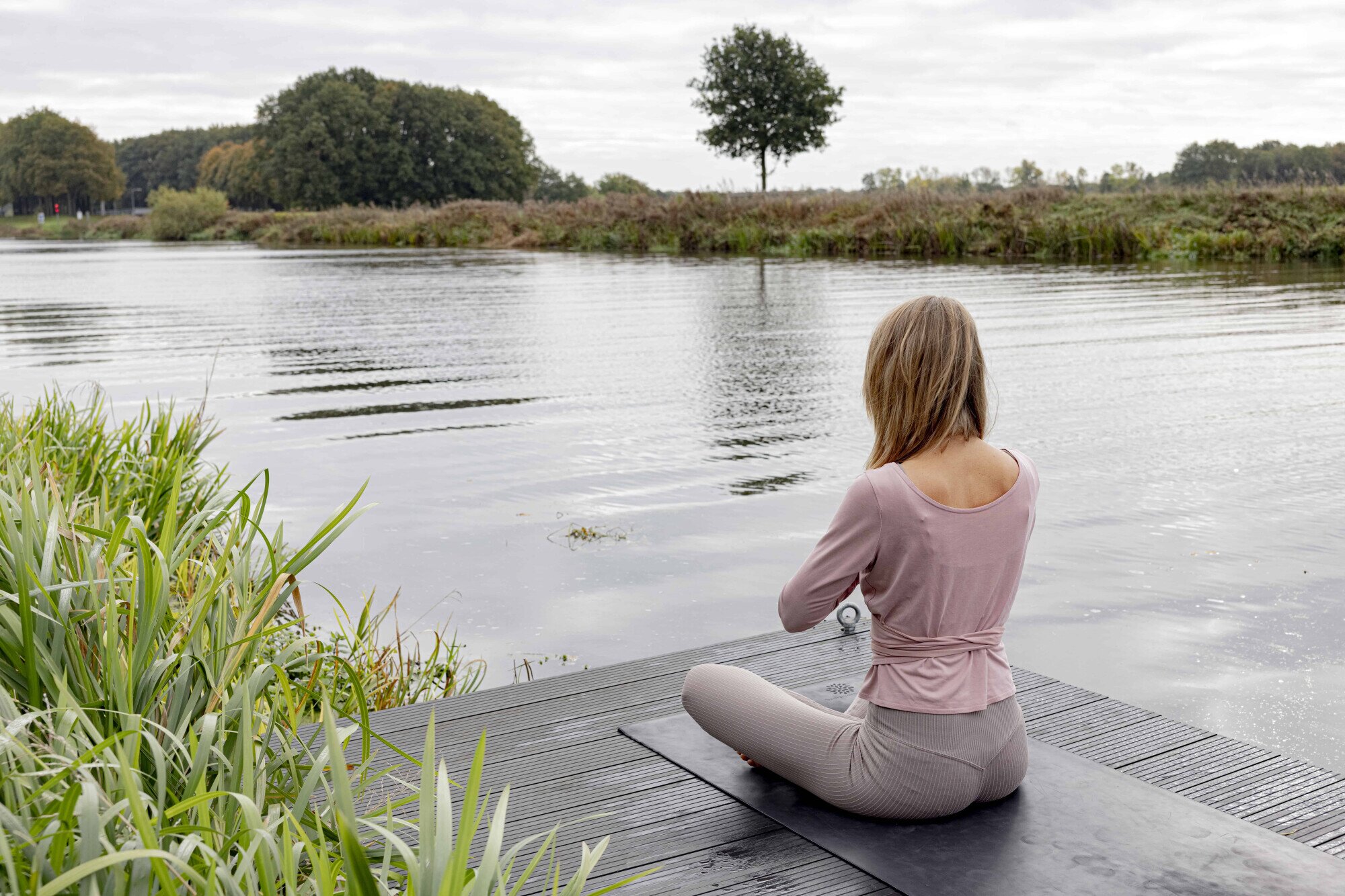 Yoga pose aan de rivier.